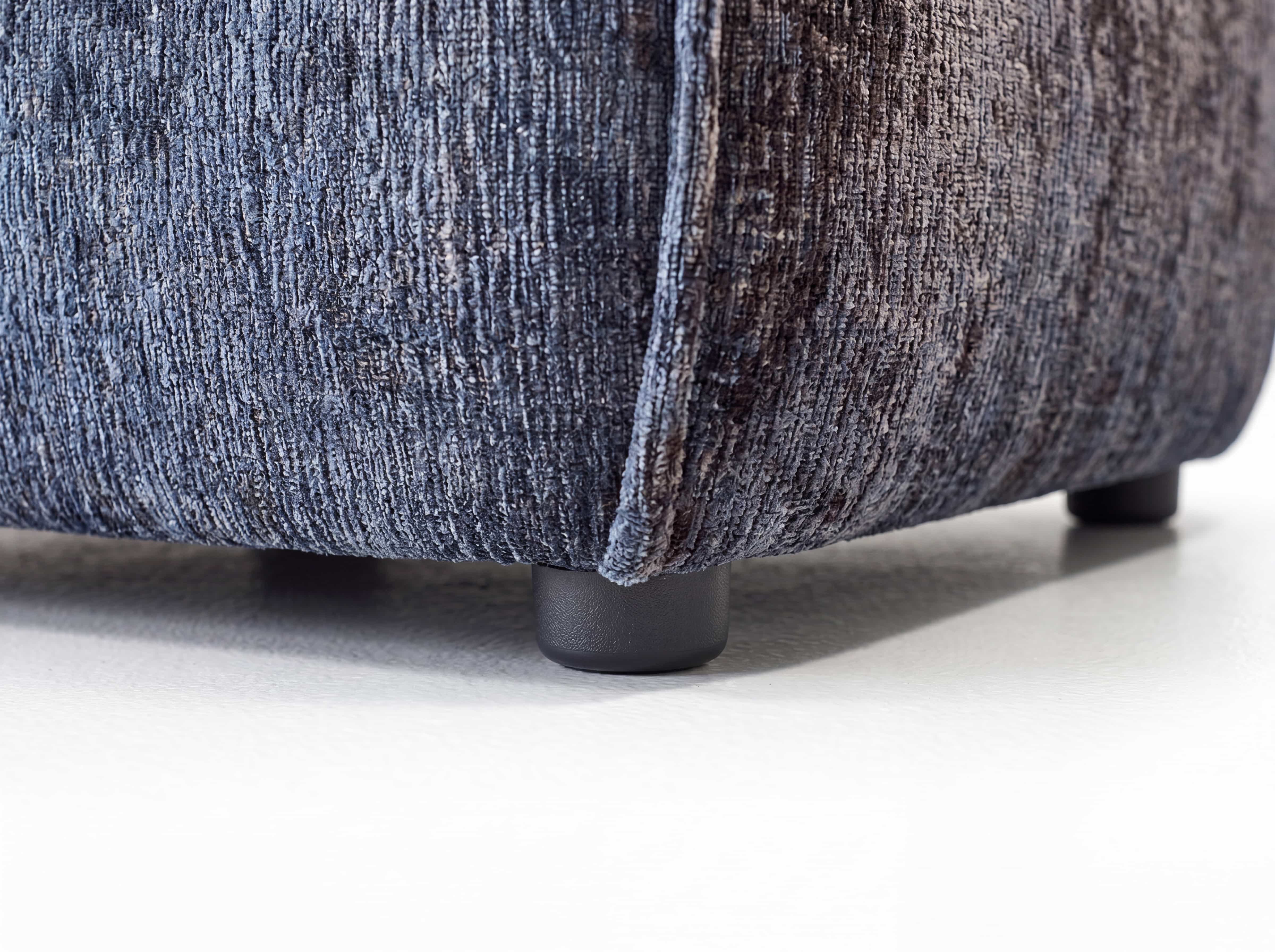 Sofa Kabs Polsterwelt mit dunkelblauem Stoffbezug und runden schwarzen Kunststofffüßen