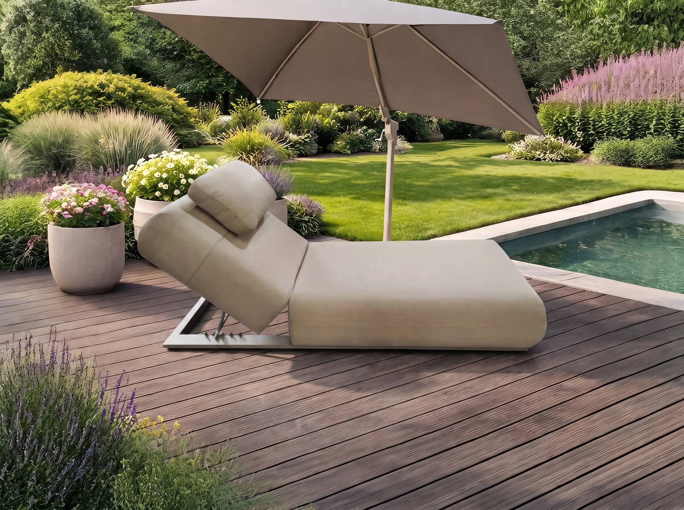 Verstellbare beige Sonnenliege mit gepolsterter Liegefläche, Metallgestell und Kopfstütze