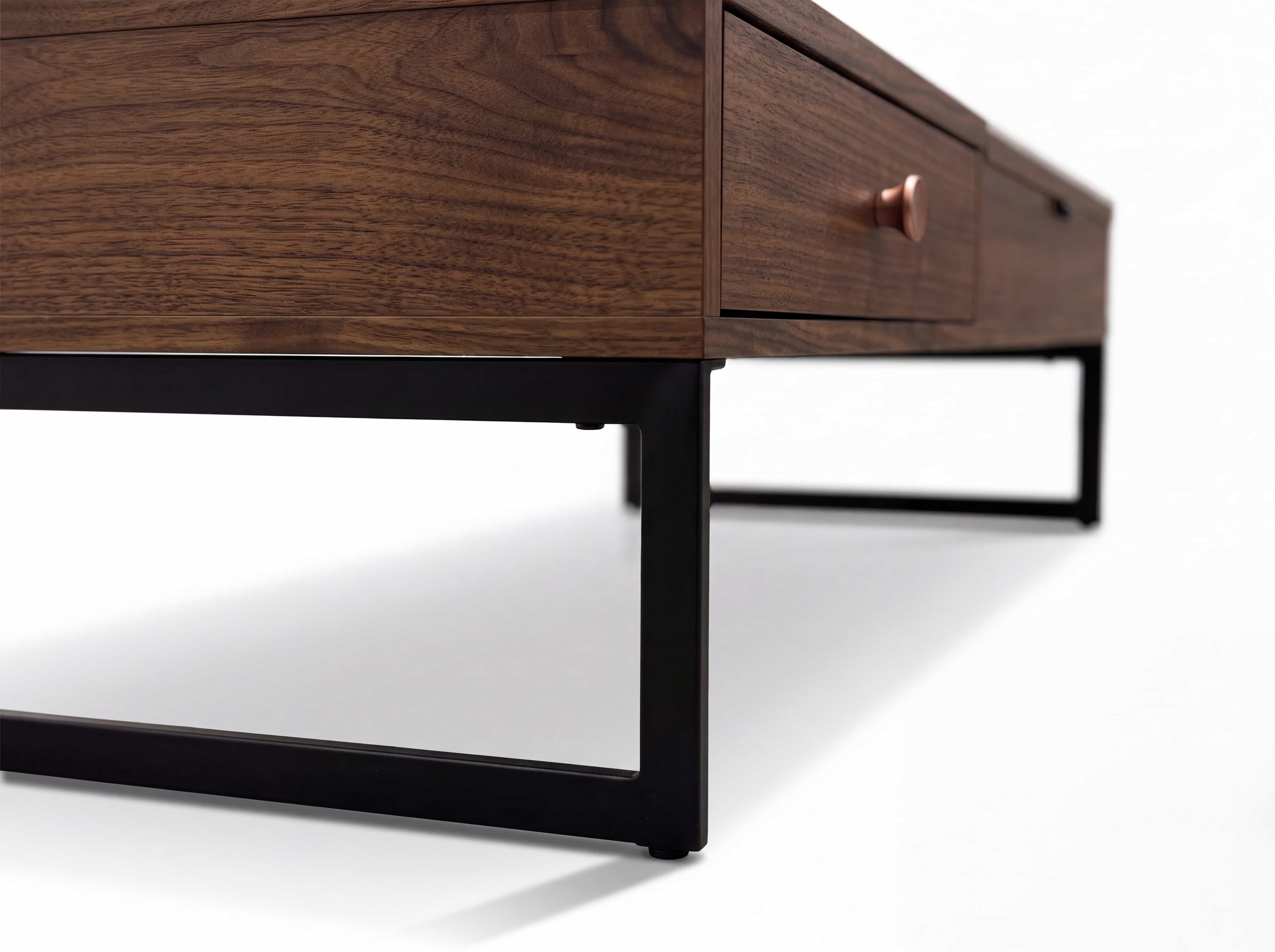 Couchtisch mit eckiger Holzplatte in dunkler Optik, Metallgestell in Schwarz, Schublade mit Griff