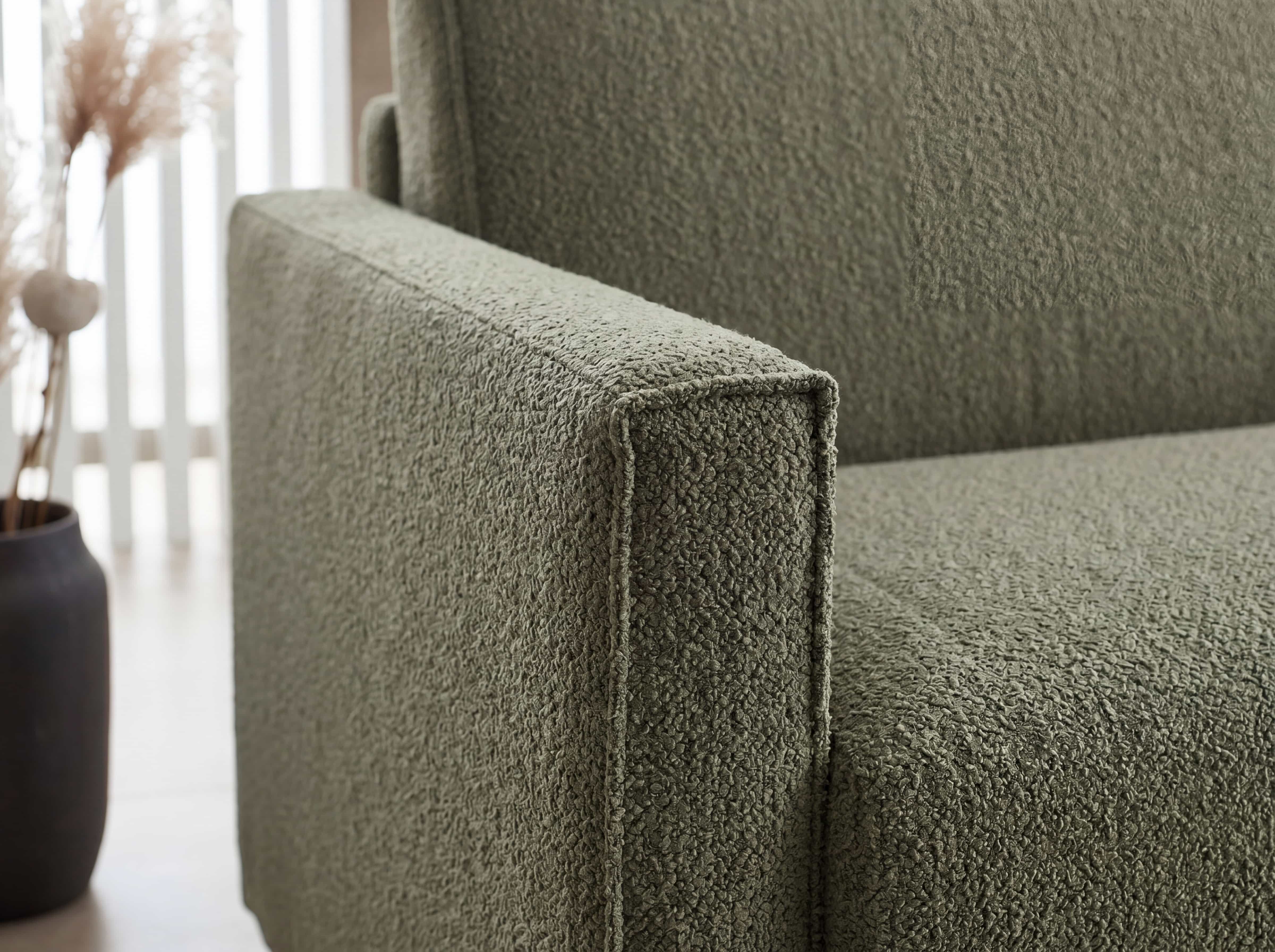 Sofa Armida mit breiter Armlehne, strukturierter Stoffbezug in Olivgrün, moderne Formgebung