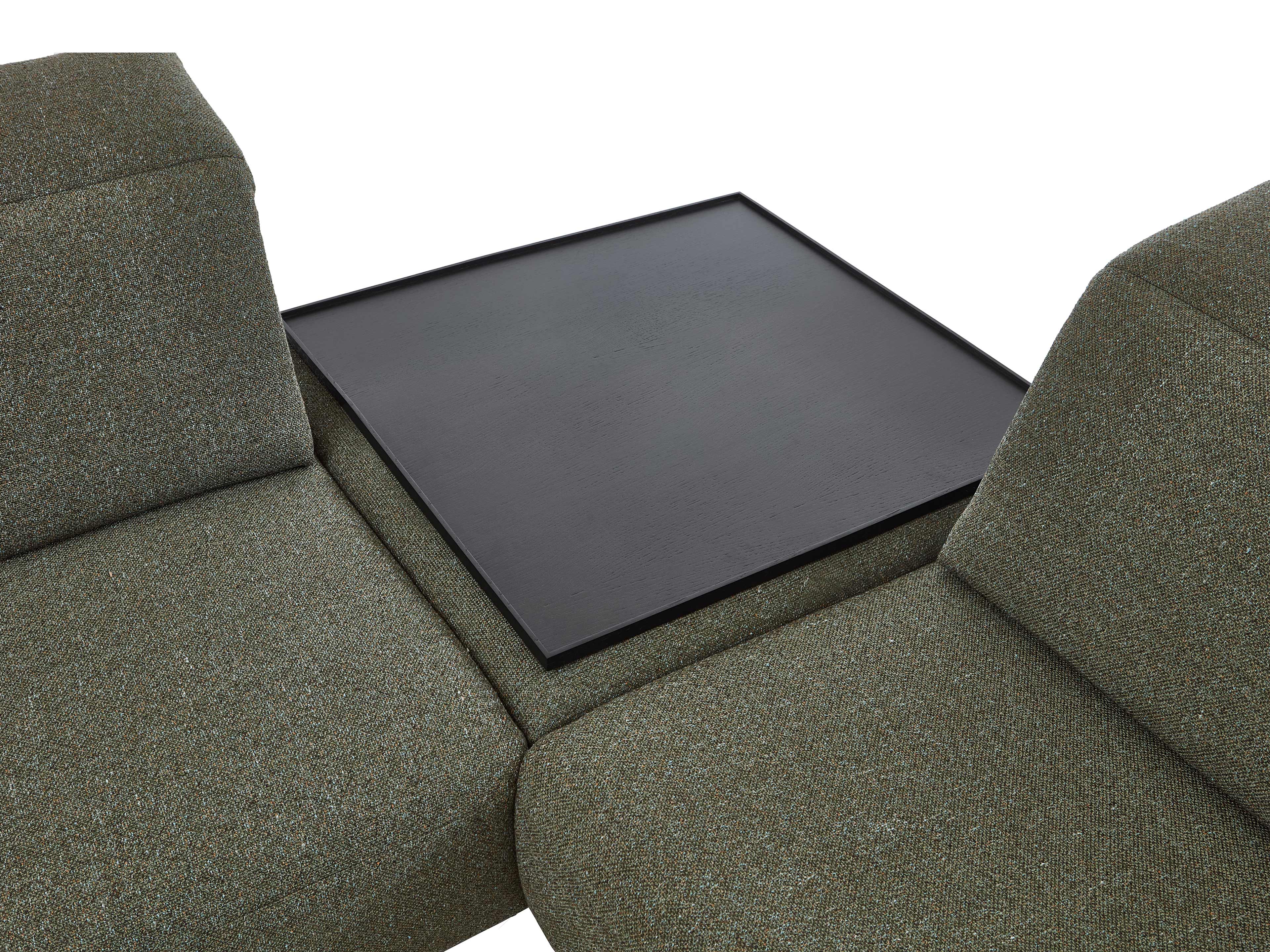 Ecksofa mit grünem Stoffbezug und schwarzem, eckigem Ablagetisch zwischen zwei Sitzflächen