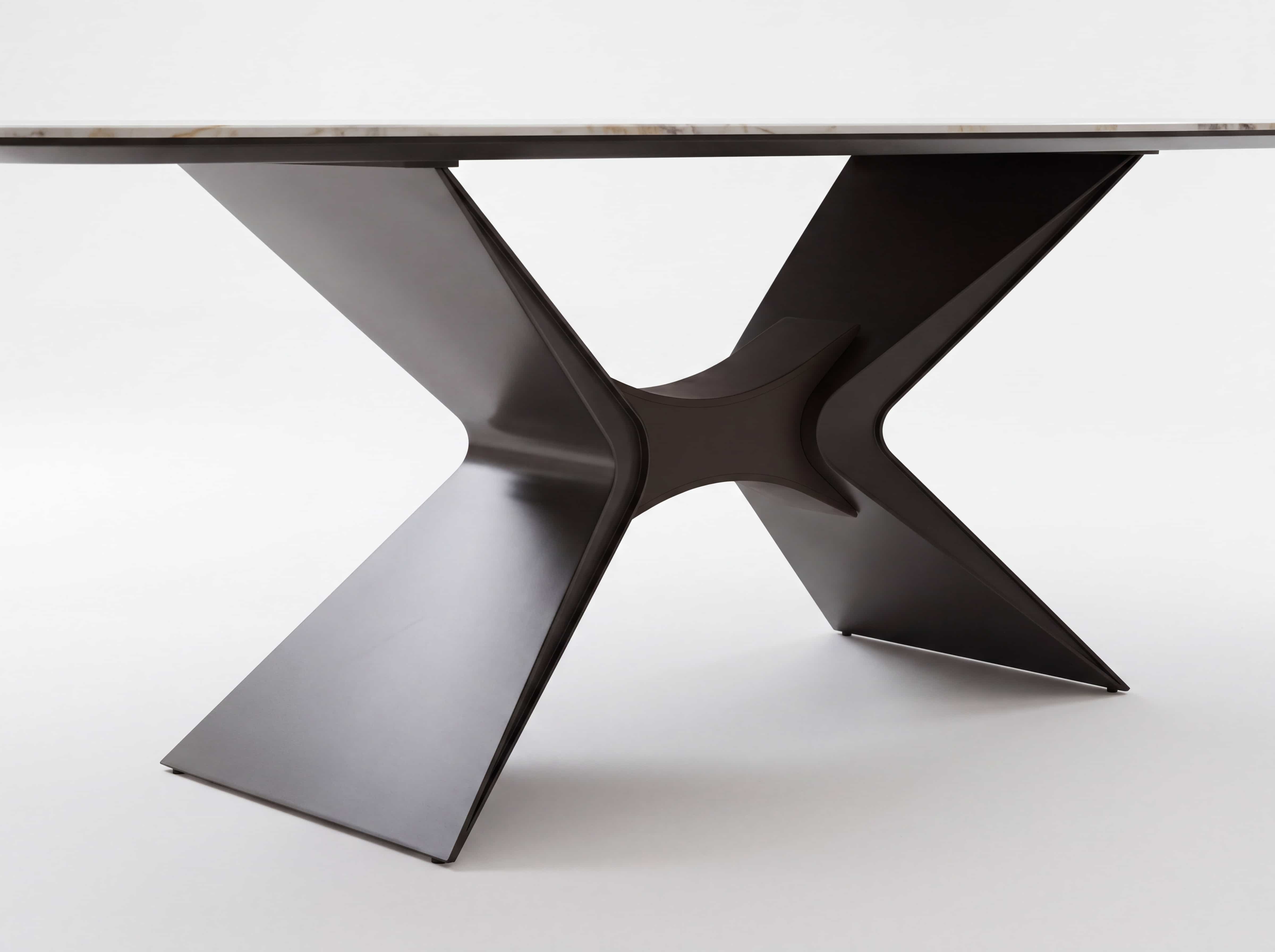 Esstisch Kabs, markantes Metallgestell in X-Form, matt schwarz, rechteckige Tischplatte