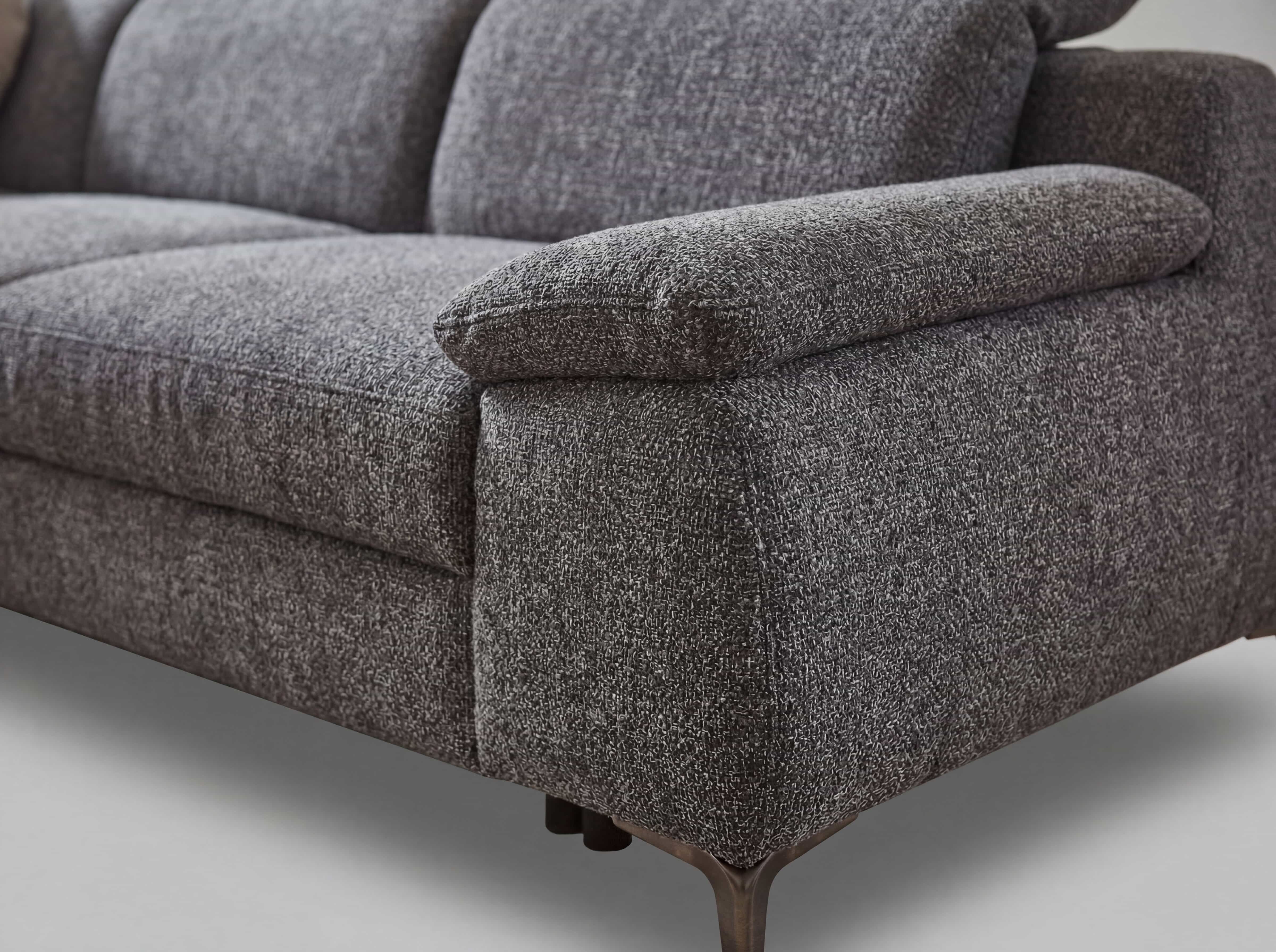 3-Sitzer Sofa mit grauem Stoffbezug, gepolsterter Armlehne und sichtbaren dunklen Metallfüßen