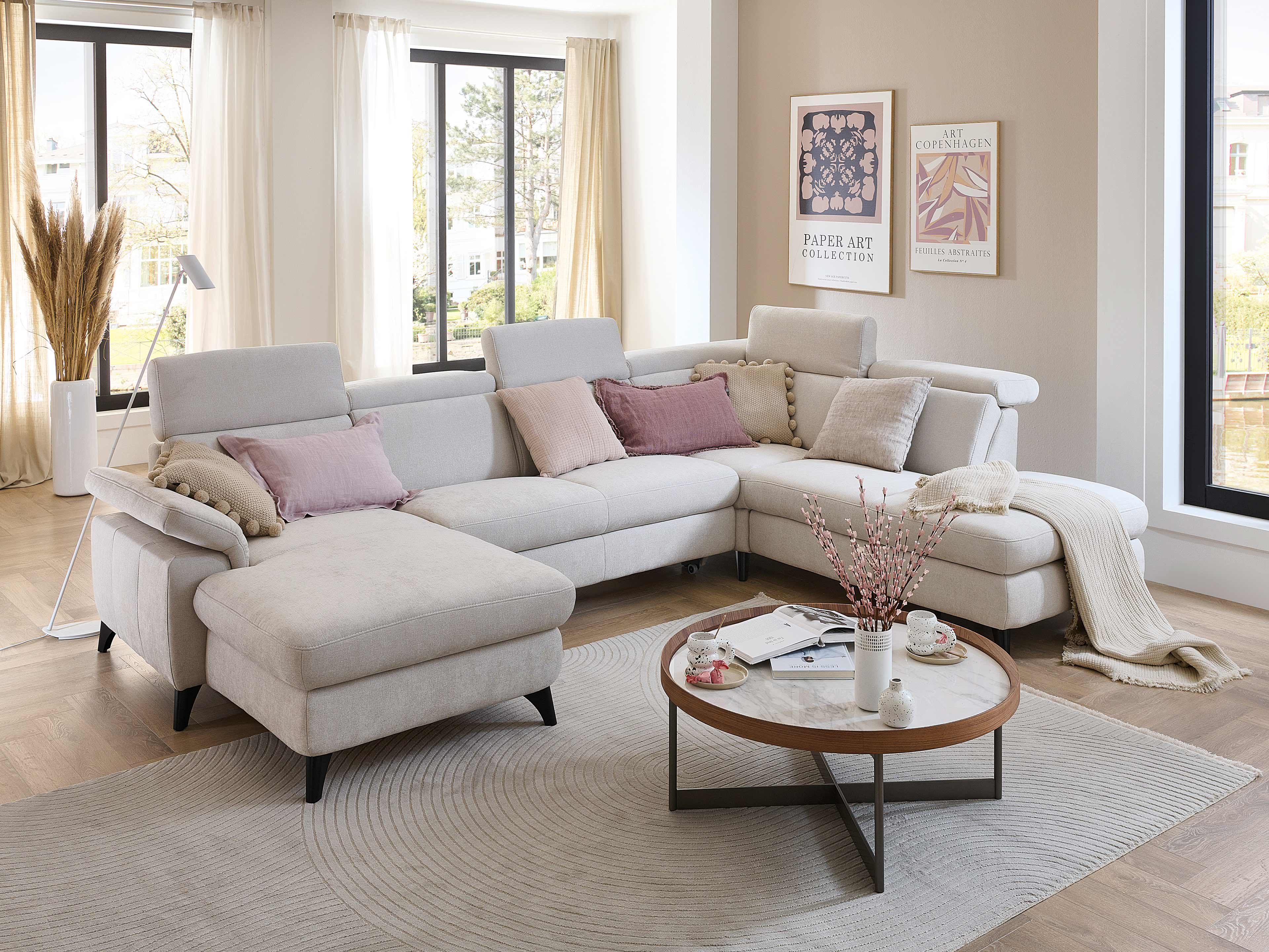 Ecksofa Kabs Polsterwelt, stoffbezogen in Beige, mit verstellbaren Kopfteilen und schwarzen Füßen