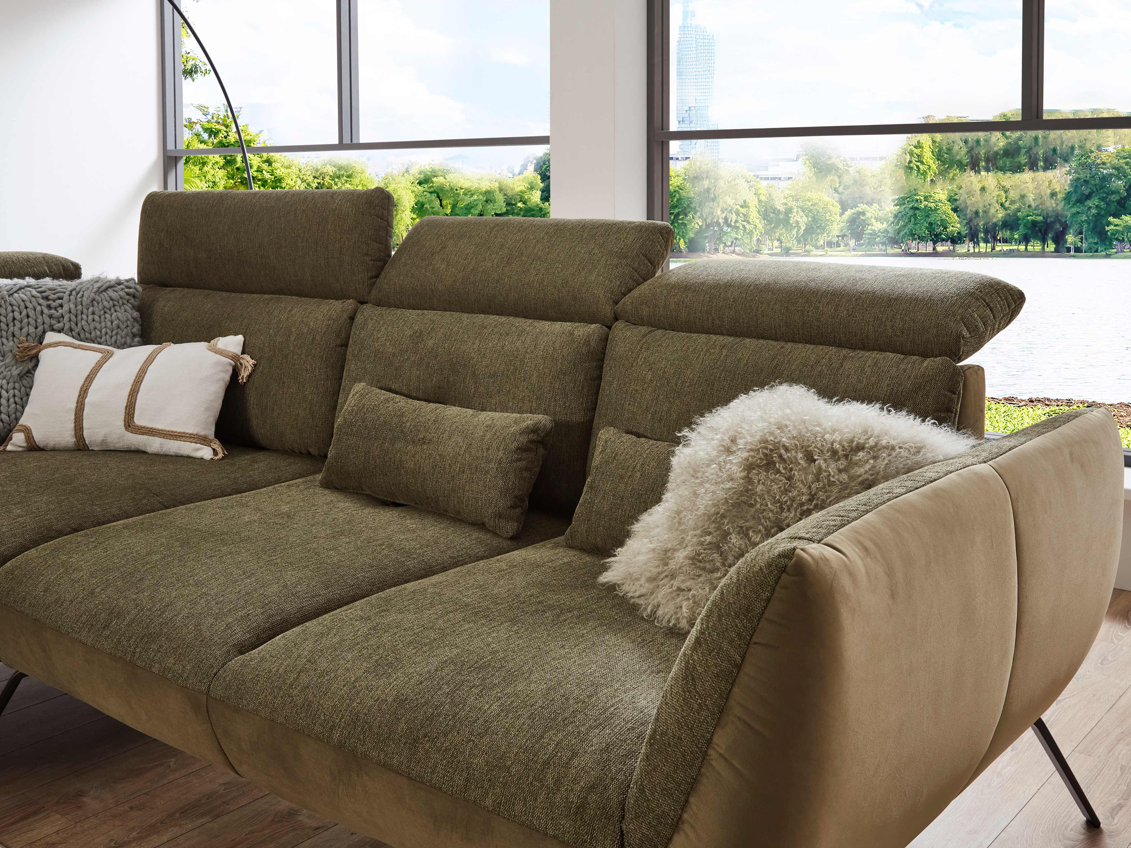 Ecksofa mit grüner Stoffpolsterung, hoher Rückenlehne, Armlehne rechts und chromfarbenen Füßen