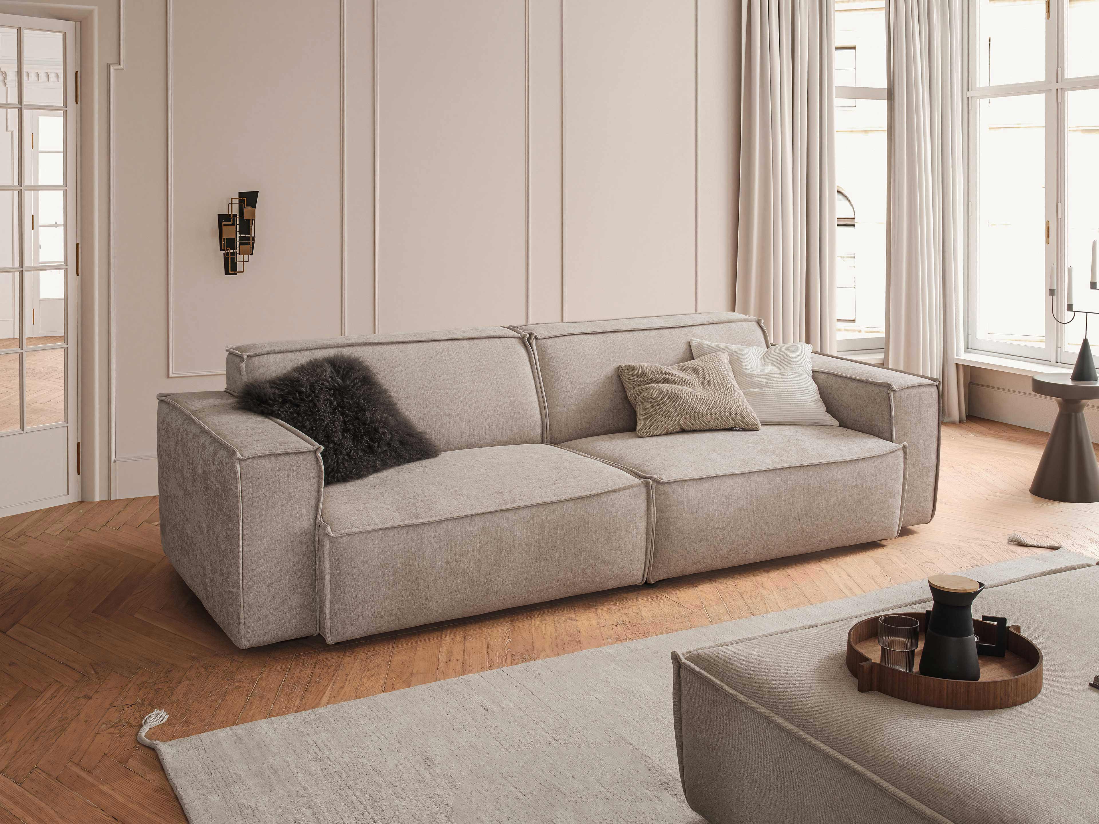 2-Sitzer Sofa Kenyon mit breiten Armlehnen, beigefarbener Stoffbezug und eckiger Polsterung
