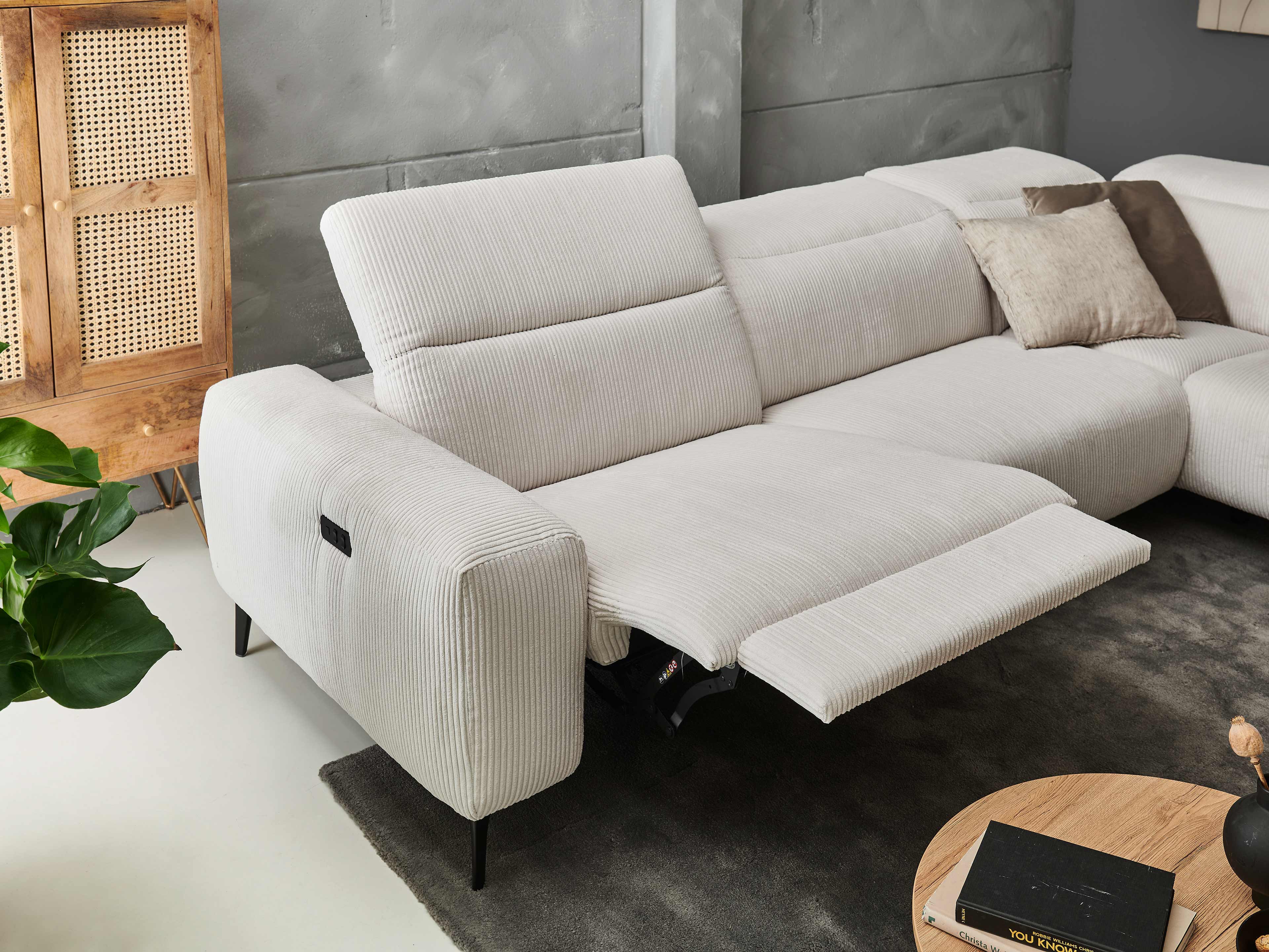 Ecksofa Bailey aus cremefarbenem Cord mit Armlehne, verstellbarer Fußstütze und Metallfüßen
