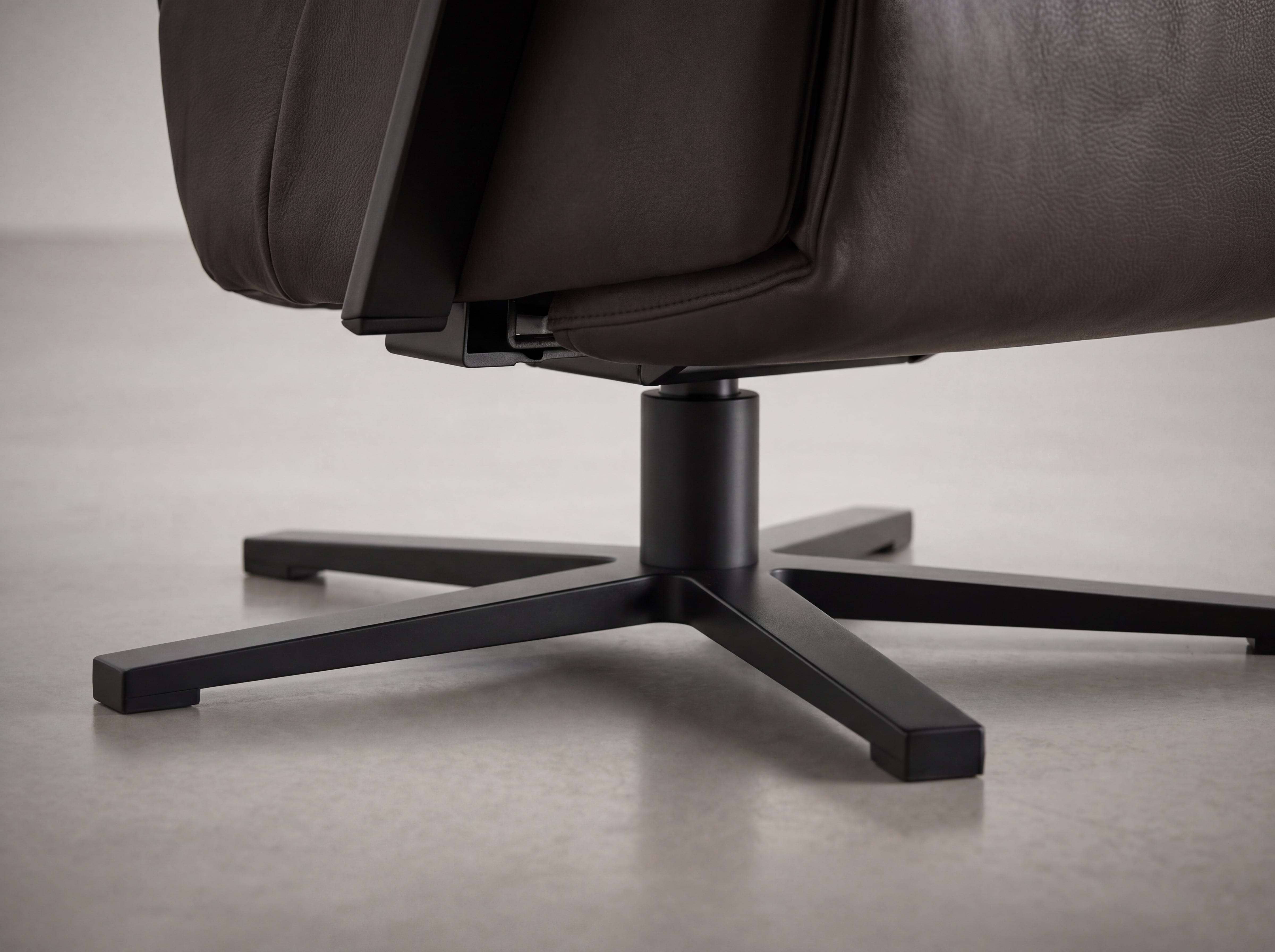 Drehsessel Kabs mit braunem Lederbezug und schwarzem Metallfuß in Sternform, Detailansicht