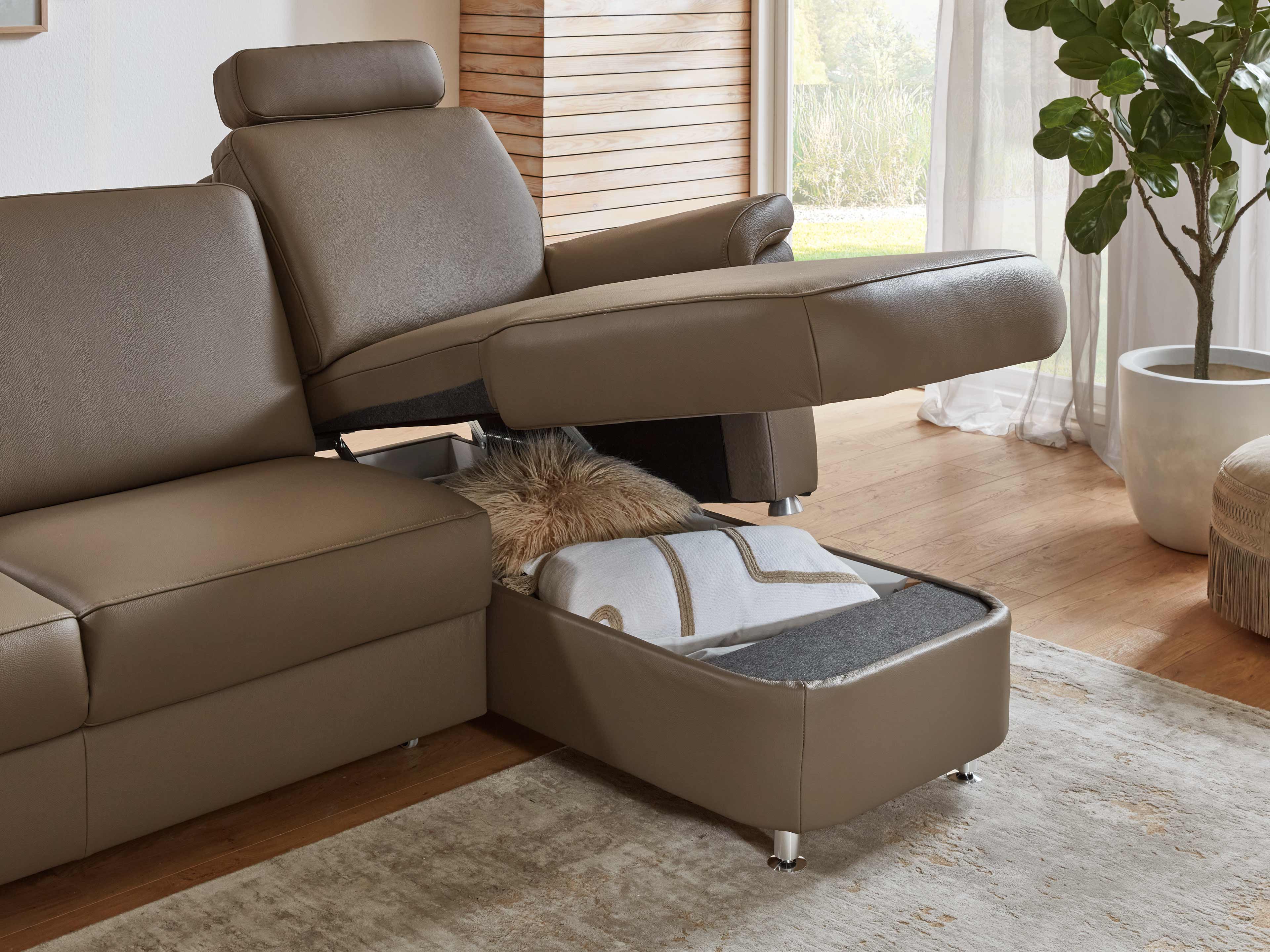 Ecksofa mit braunem Lederbezug, verstellbarer Rückenlehne, Kopfstütze und sichtbarem Stauraum