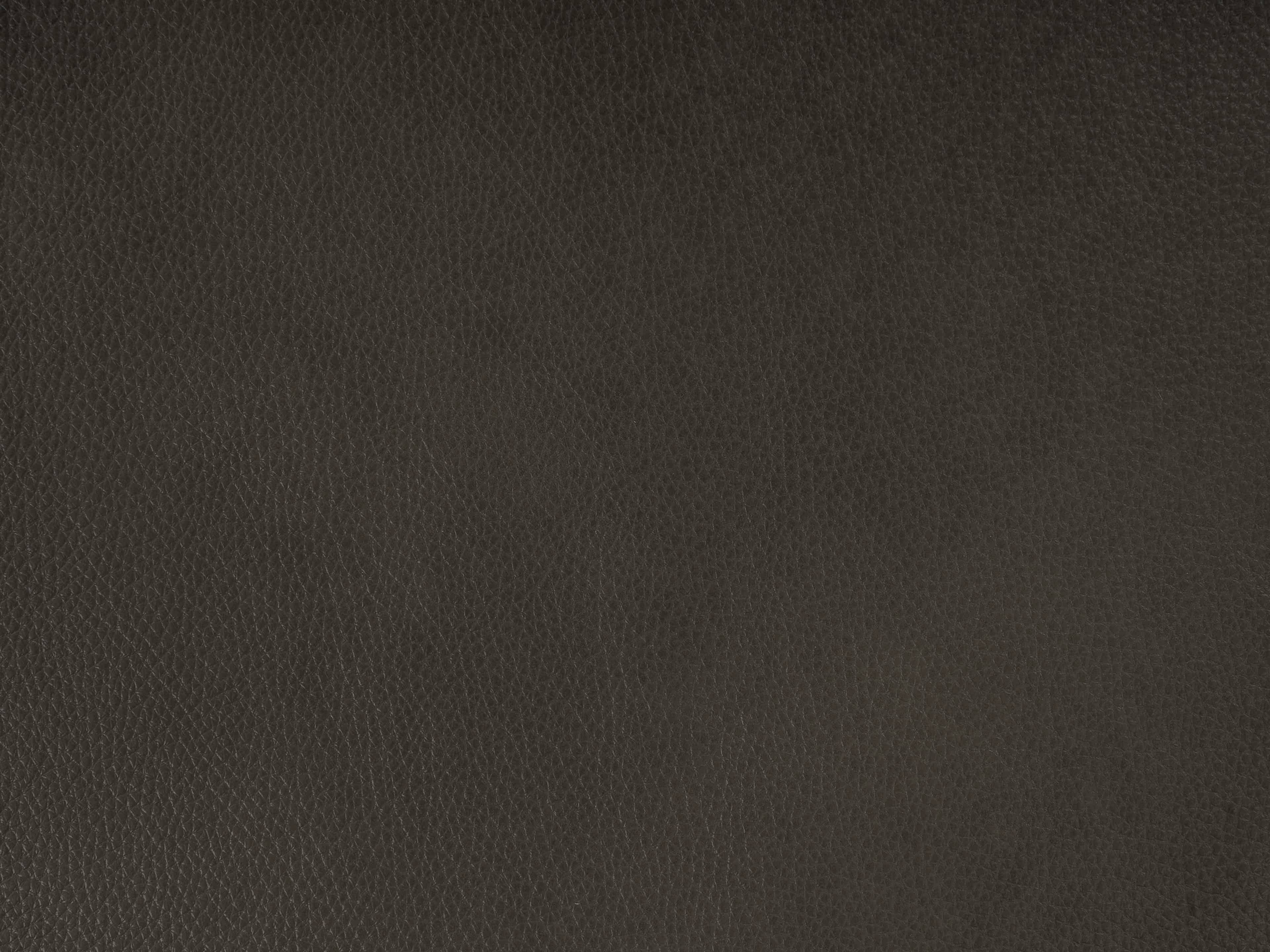 Dunkelbraune Lederoberfläche mit feiner, gleichmäßiger Narbenstruktur und mattem Finish