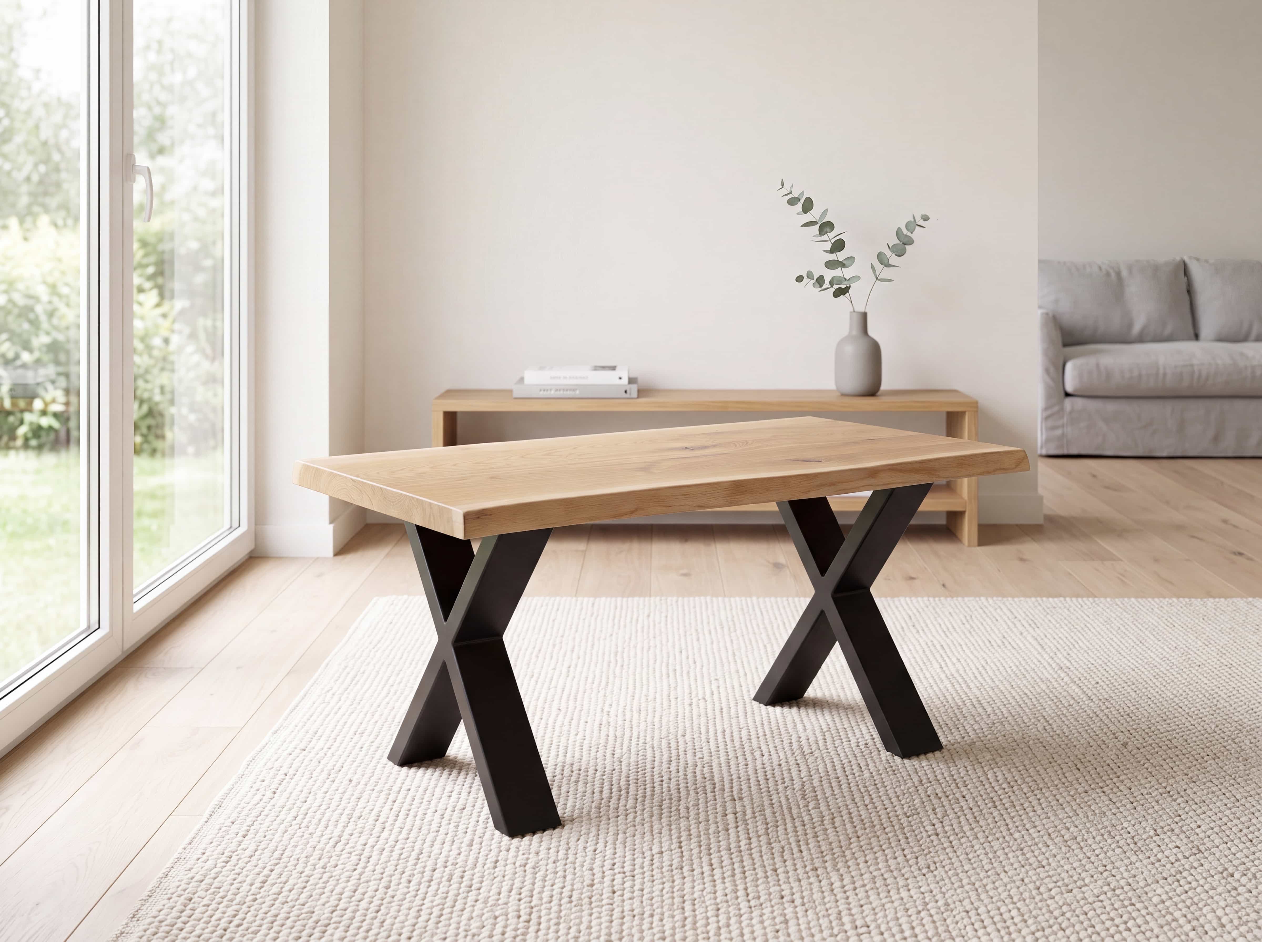 Couchtisch mit rechteckiger Tischplatte aus Holz und schwarzem Metallgestell in X-Form
