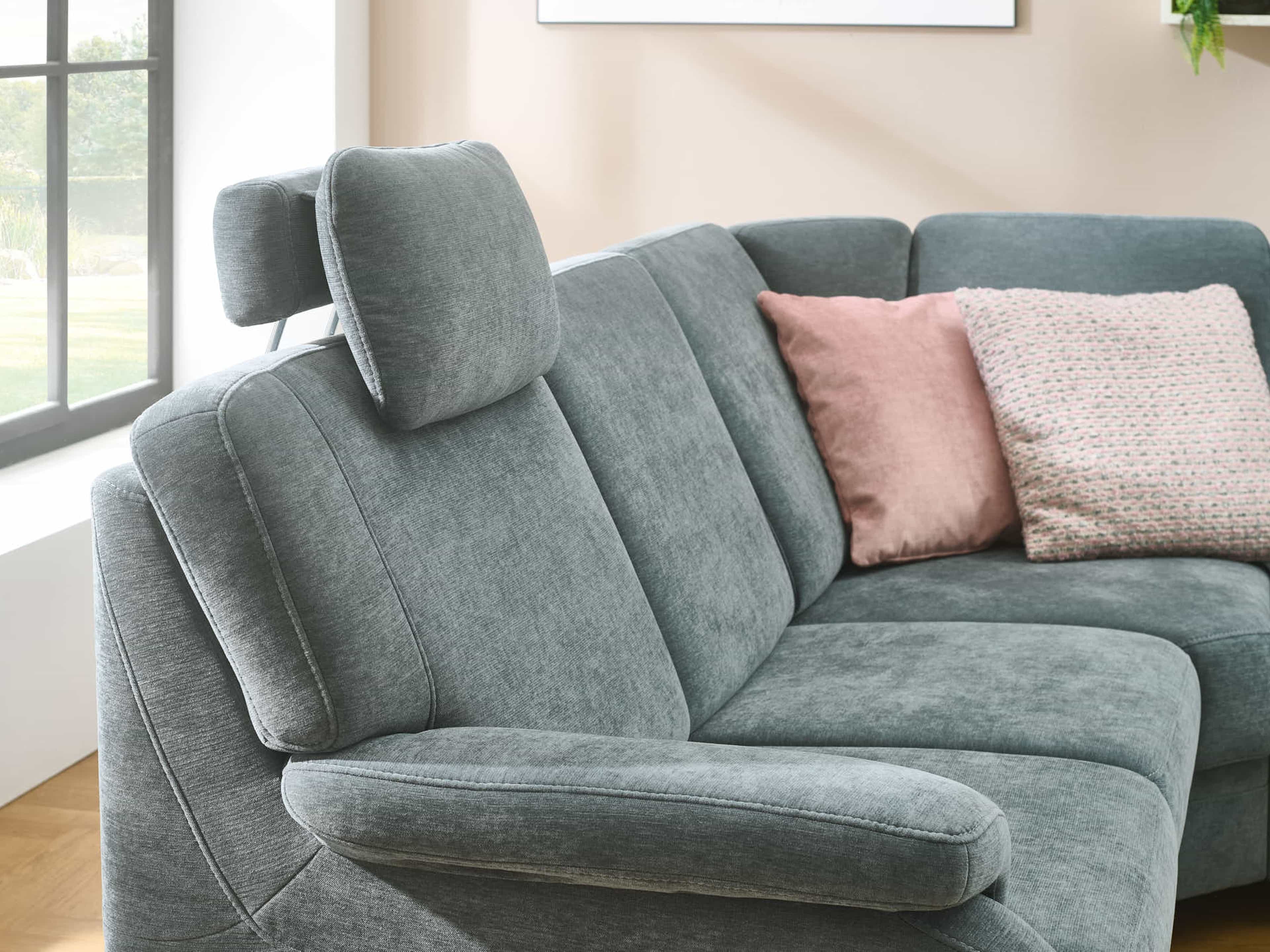 Ecksofa Kabs Polsterwelt mit grauem Stoffbezug, Armlehne, verstellbarer Kopfstütze und Zierkissen