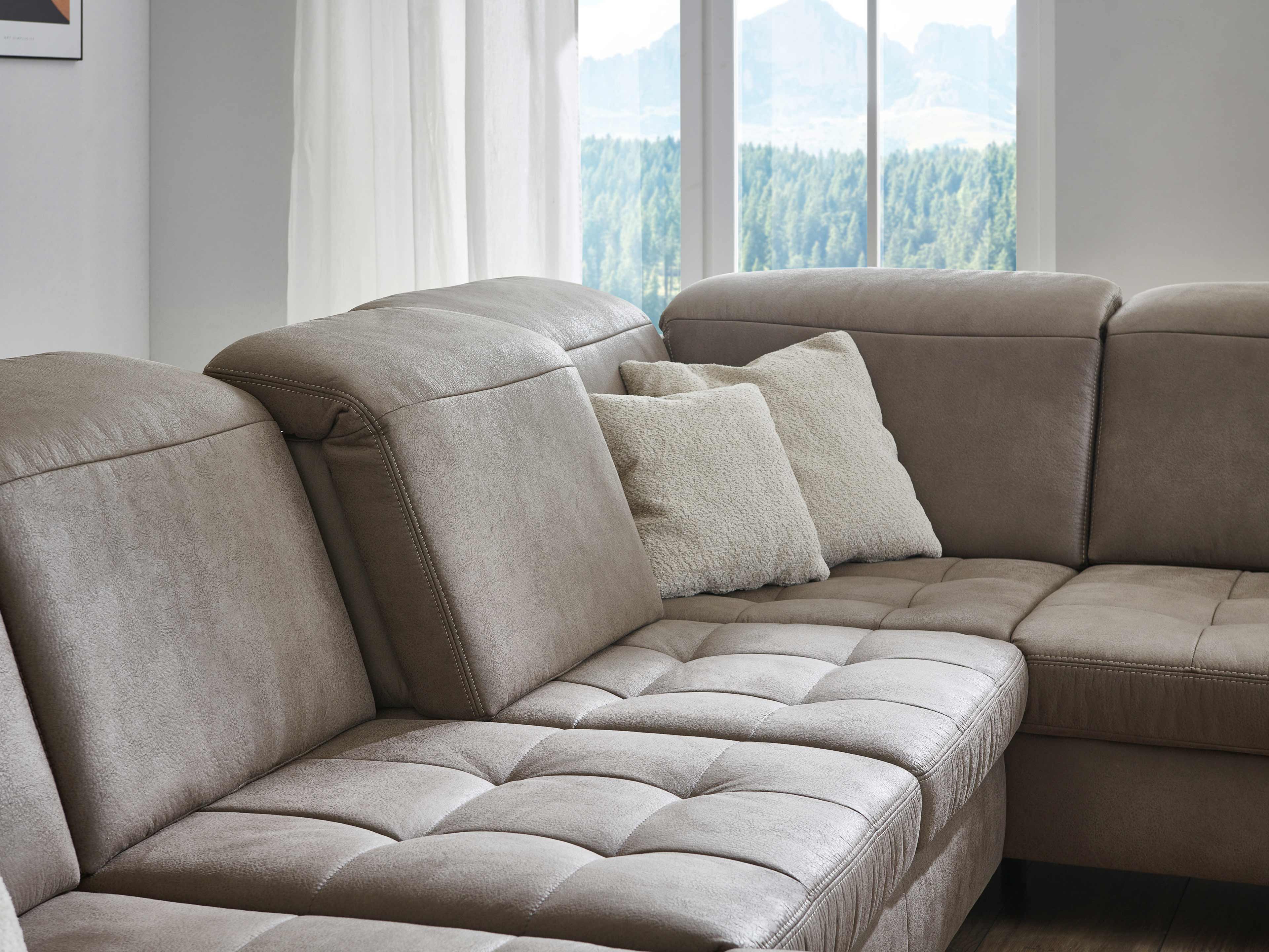 Ecksofa Kabs Polsterwelt mit taupefarbenem Stoffbezug, gepolsterte Sitzfläche und Rückenlehnen