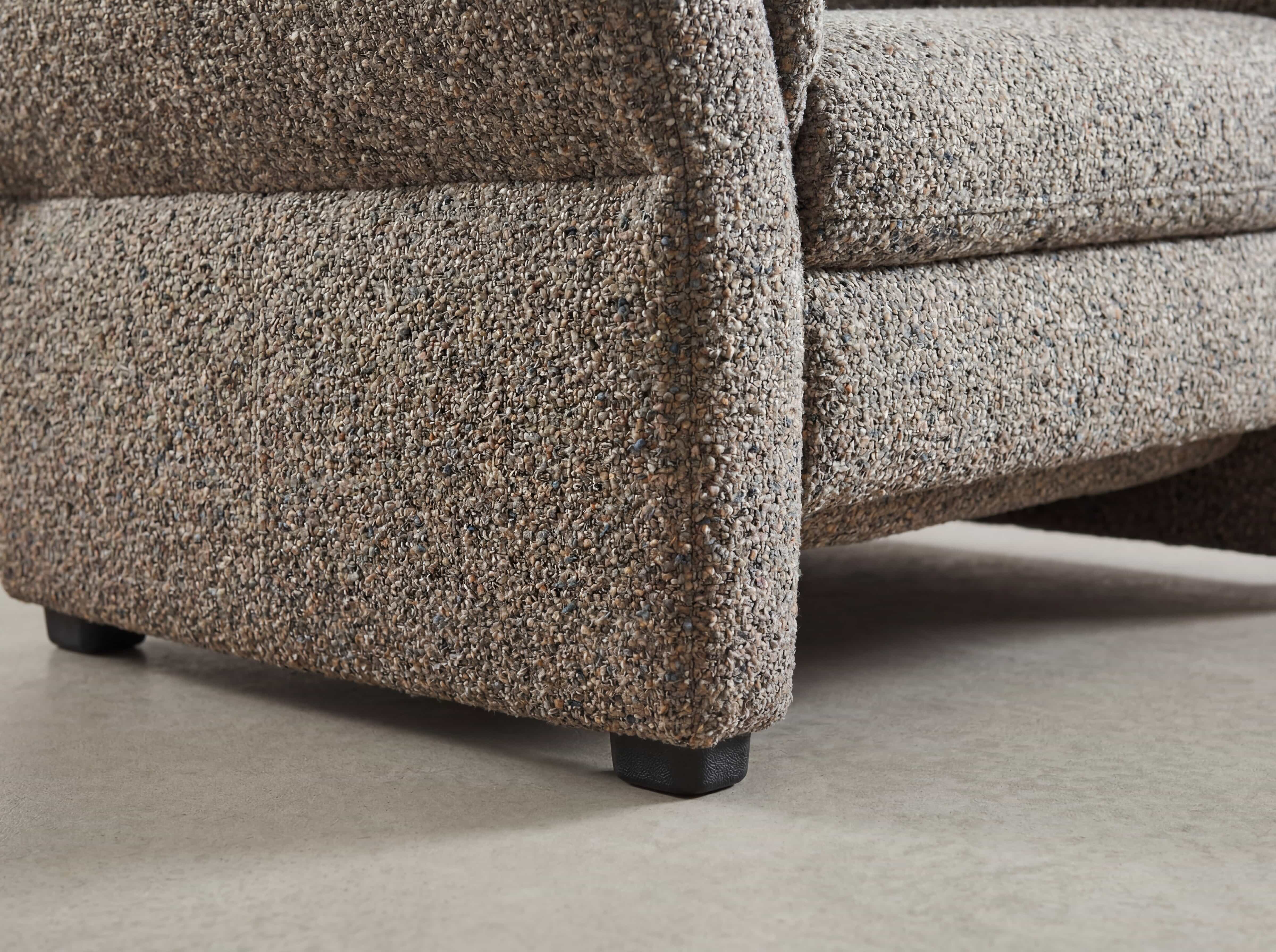 Sofa Oslo in braun-beigem Boucléstoff mit abgerundeten Armlehnen und schwarzen eckigen Füßen