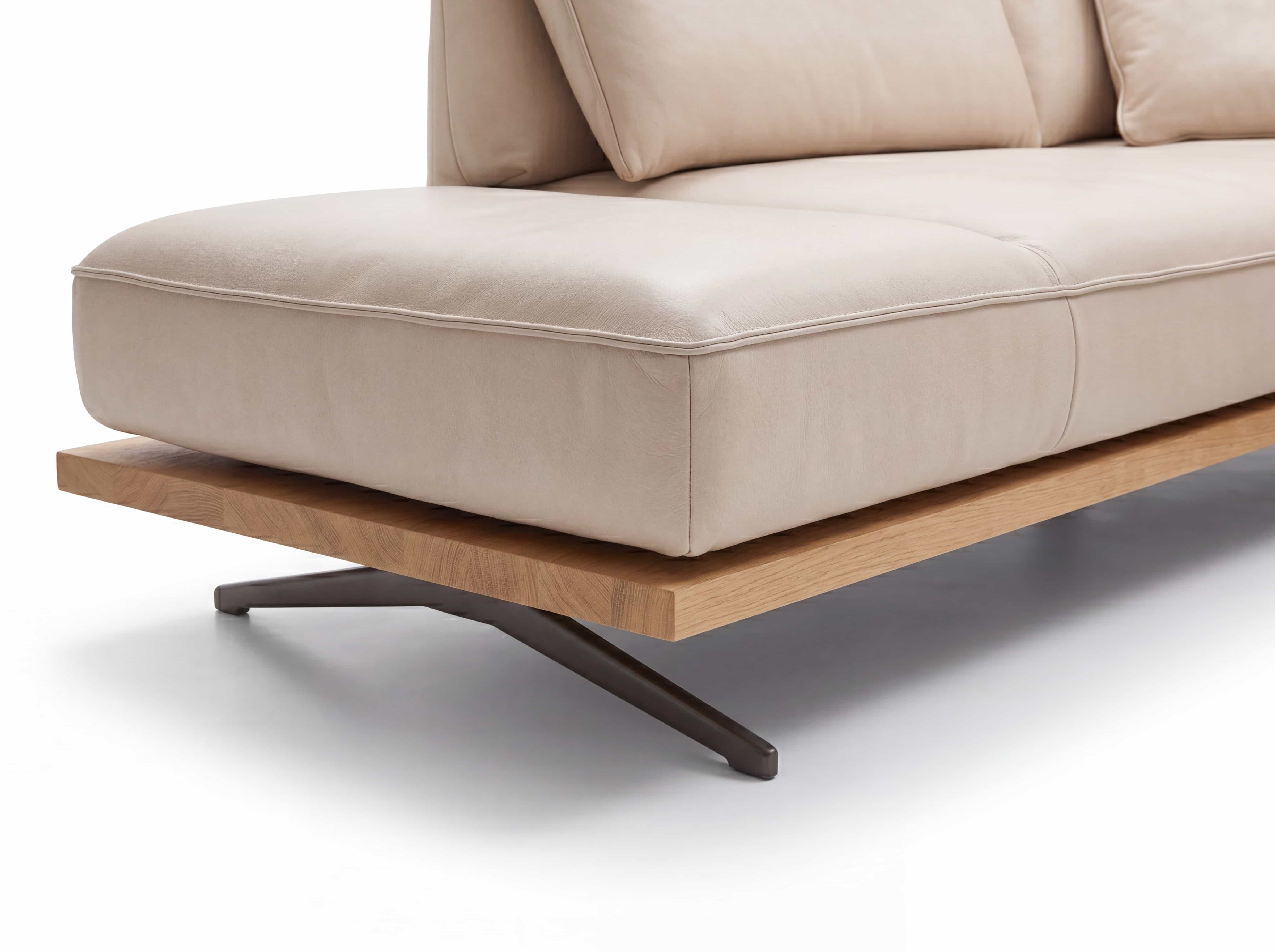 Ecksofa mit beigem Lederbezug, Sitzfläche auf Holzrahmen, Metallgestell, gepolsterte Rückenlehne