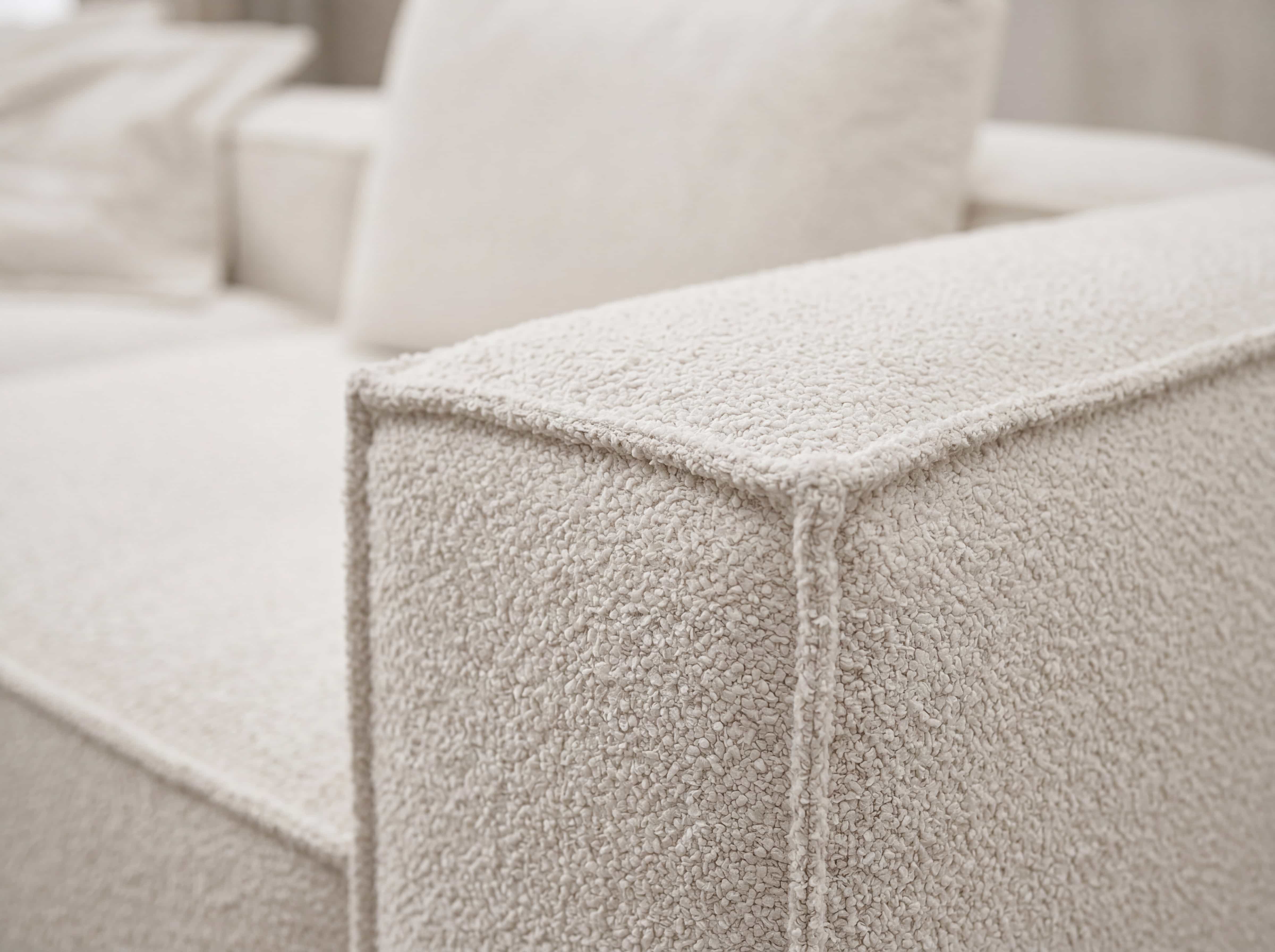 Ecksofa mit Armlehne, Sitzfläche und Kissen aus cremefarbenem Bouclé-Stoff, Kabs Polsterwelt