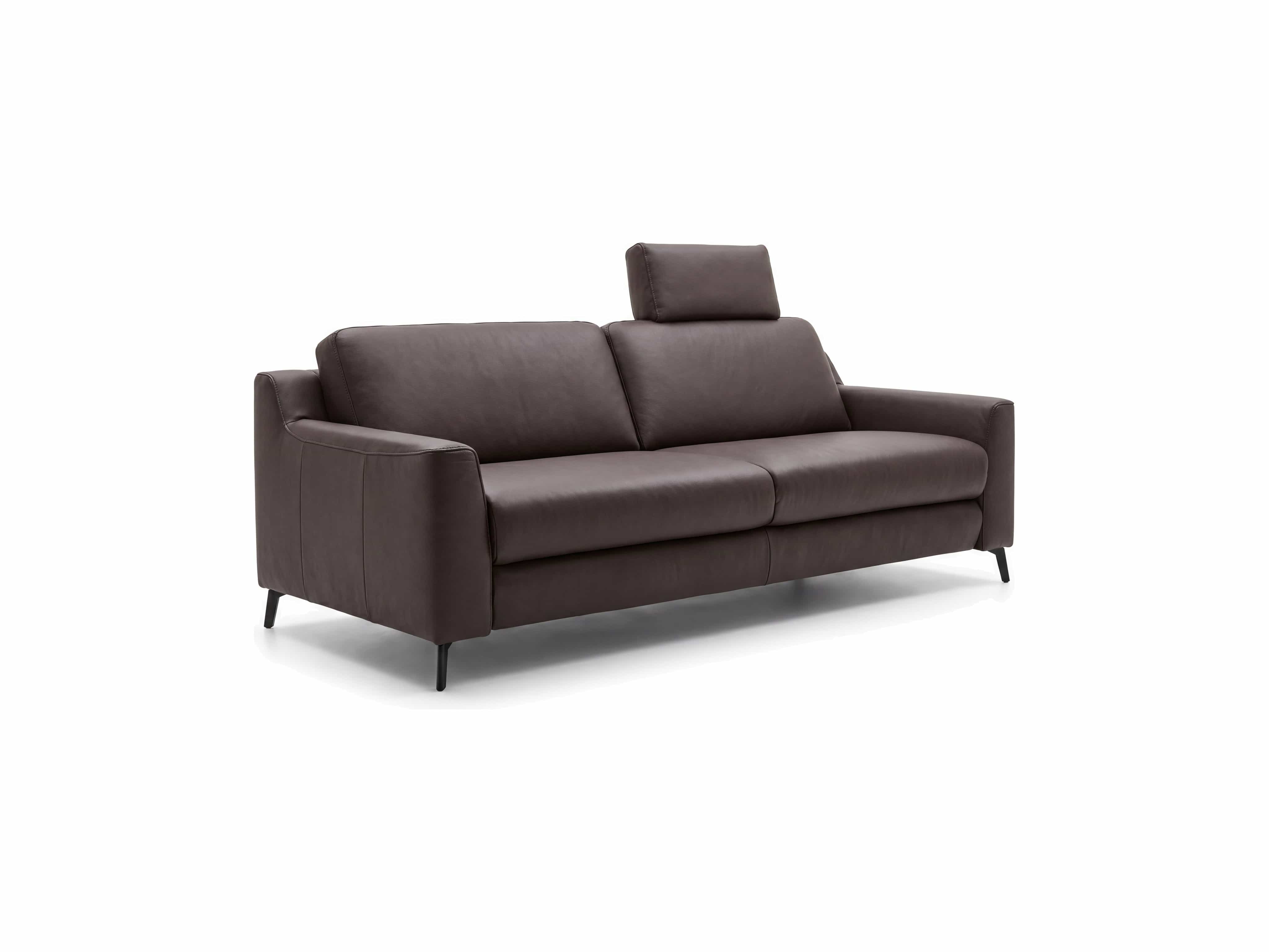 3-Sitzer-Sofa Kabs mit braunem Lederbezug, schwarzen schmalen Füßen und verstellbarer Kopfstütze