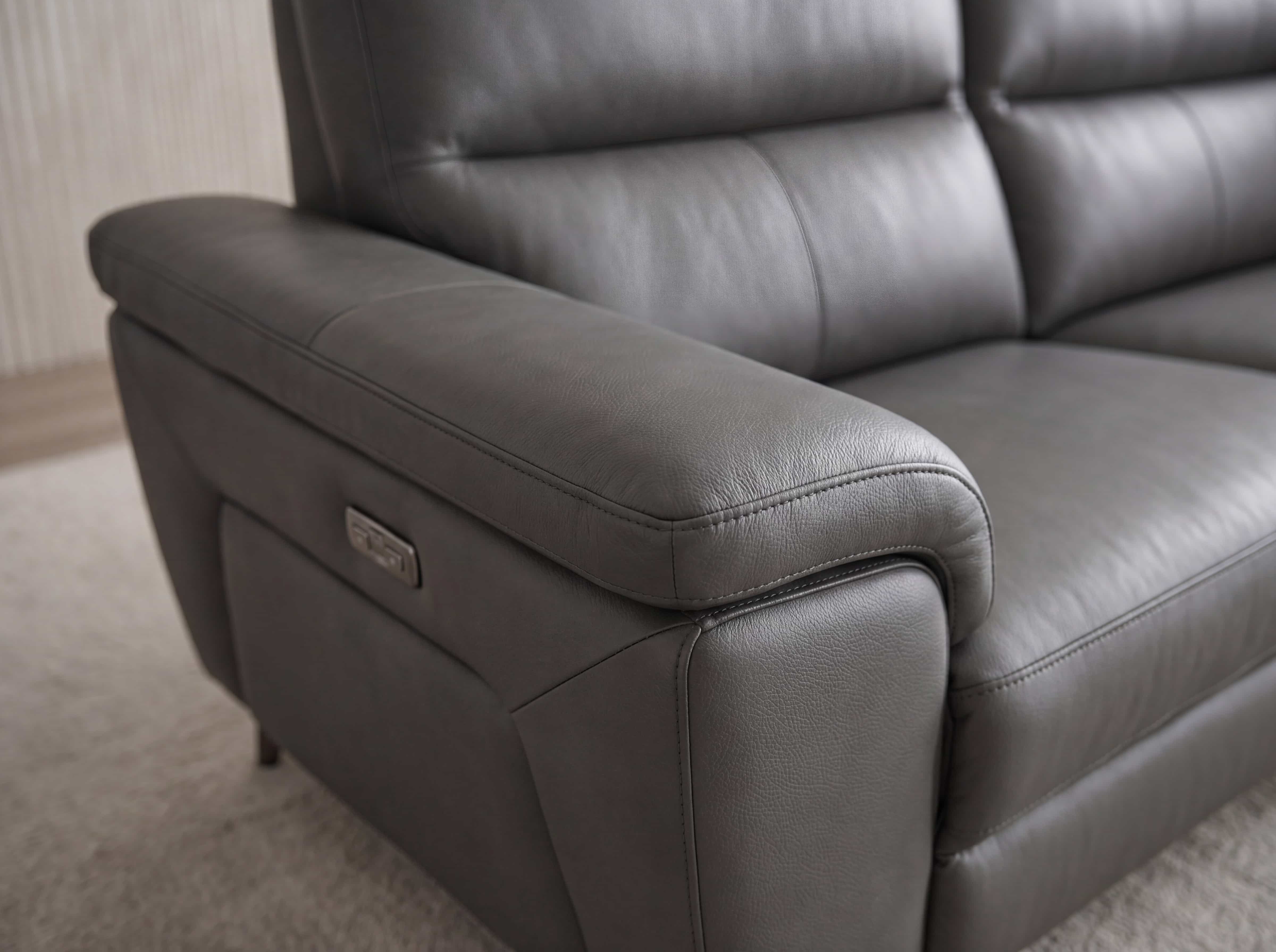 Ledersofa Kabs Polsterwelt mit breiter Armlehne, sichtbarer Naht und grauem Lederbezug