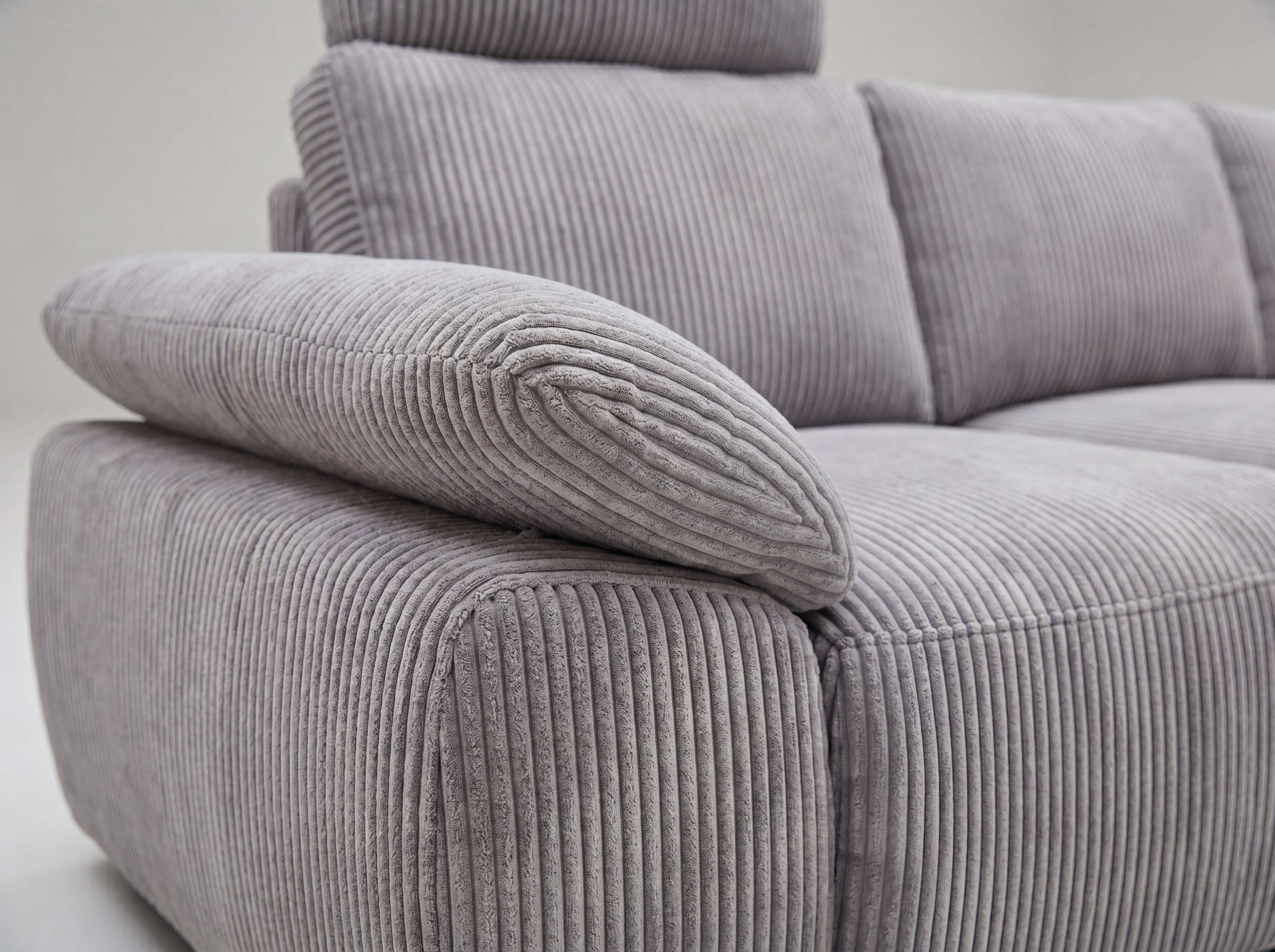 Ecksofa Kazar – Detailansicht mit grauem Cordbezug, breiter Armlehne und geradliniger Steppung