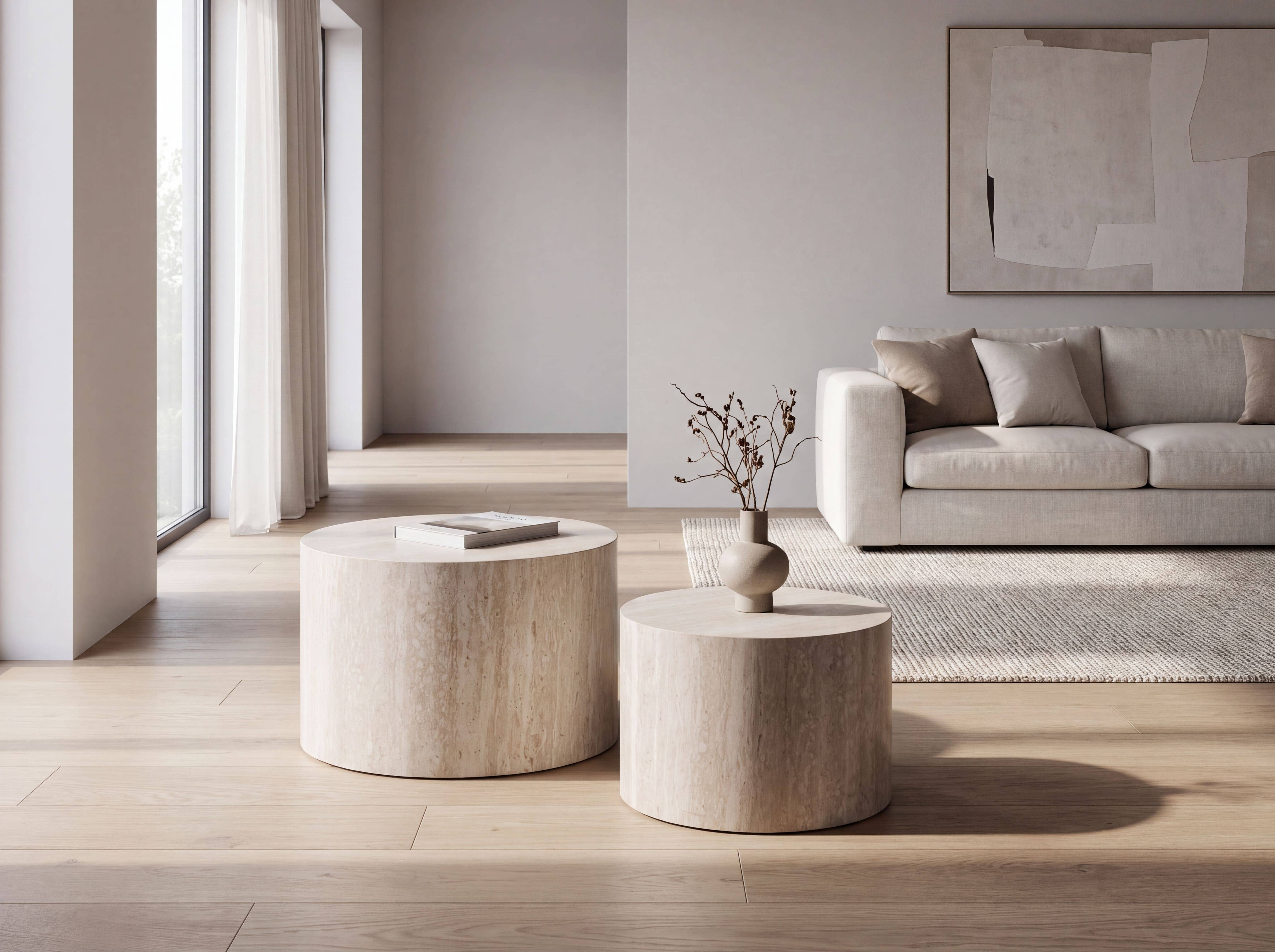 Zwei runde Couchtische aus hellem Holz mit glatter Oberfläche, unterschiedliche Höhen, zylindrische Form