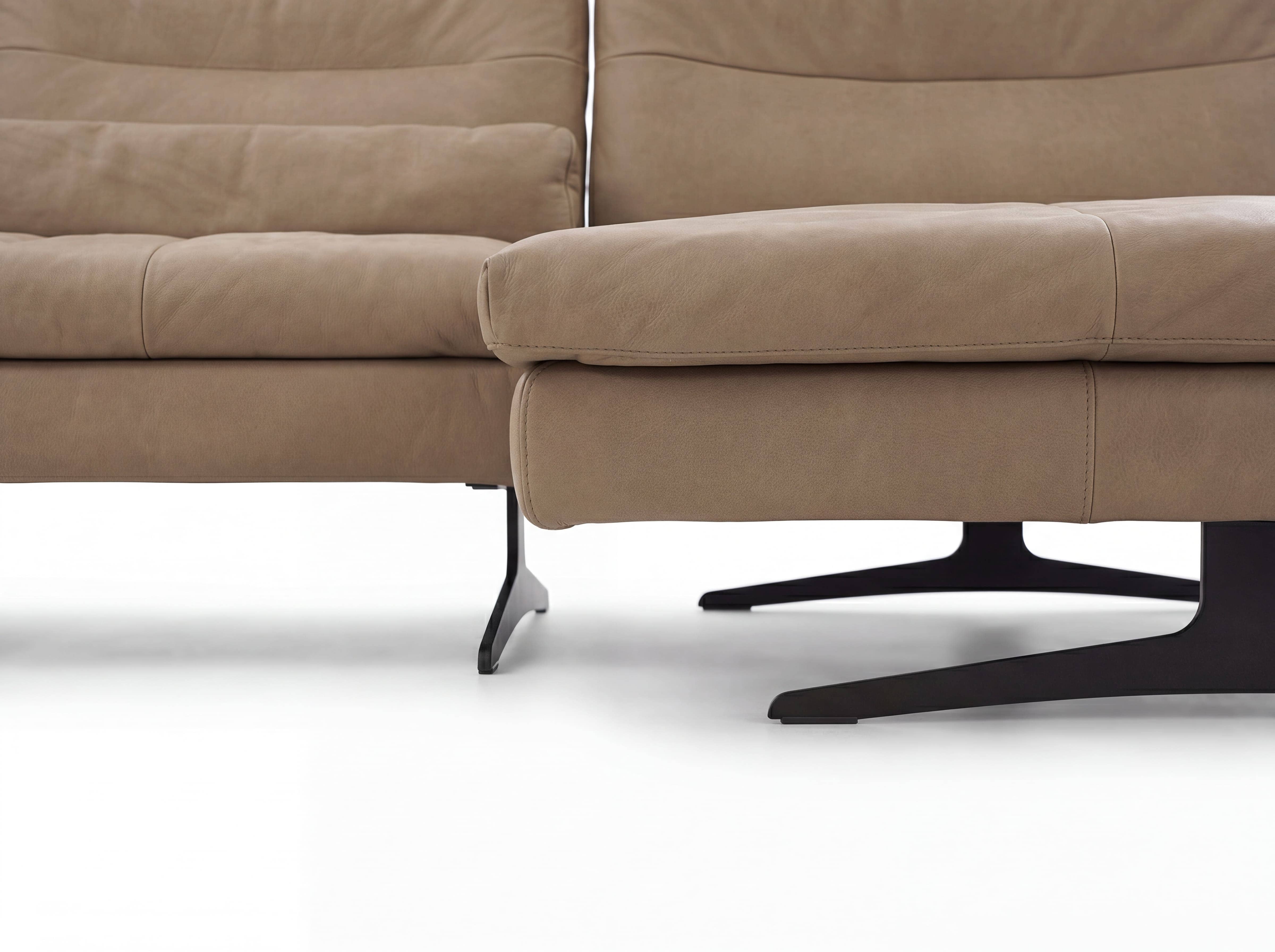 Ecksofa Kabs Polsterwelt in Beige mit Lederbezug und schwarzen Metallfüßen, gepolsterte Sitzfläche