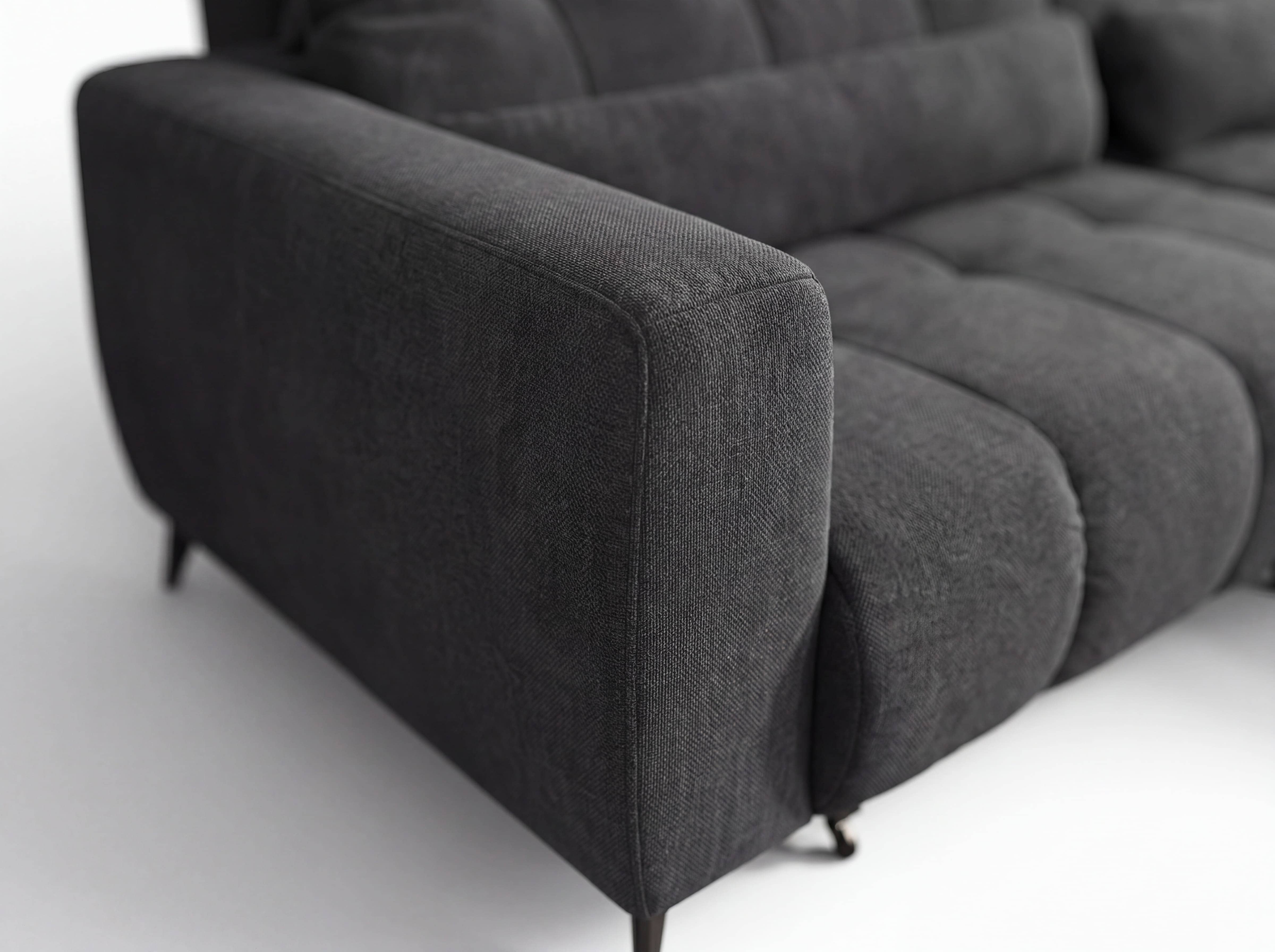 Ecksofa Urban mit breiter Armlehne, dunkelgrauer Stoffbezug und sichtbaren Metallfüßen