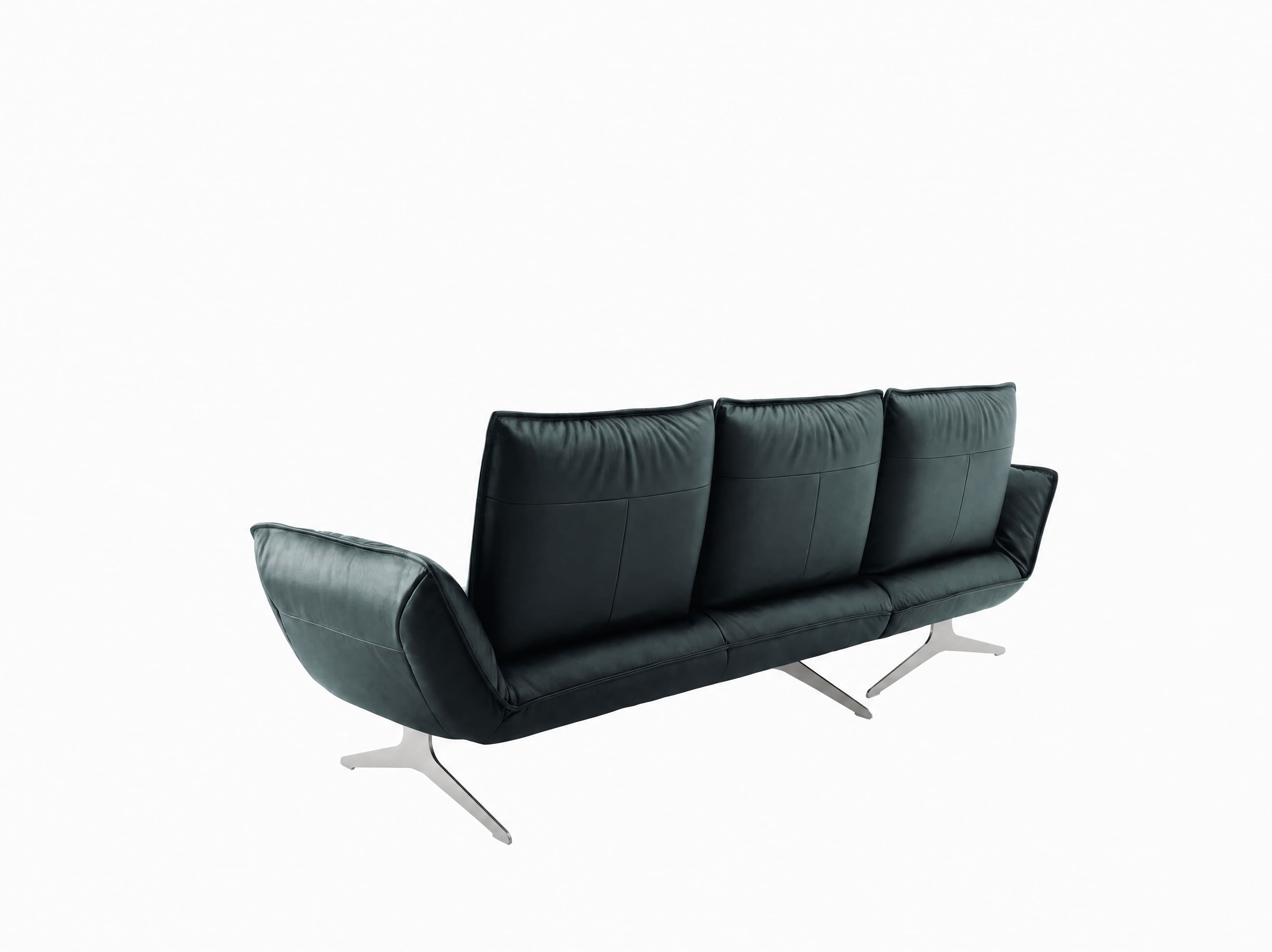 3-Sitzer Sofa Kabs mit dunkelgrauem Lederbezug, breiten Armlehnen und gebürsteten Metallfüßen
