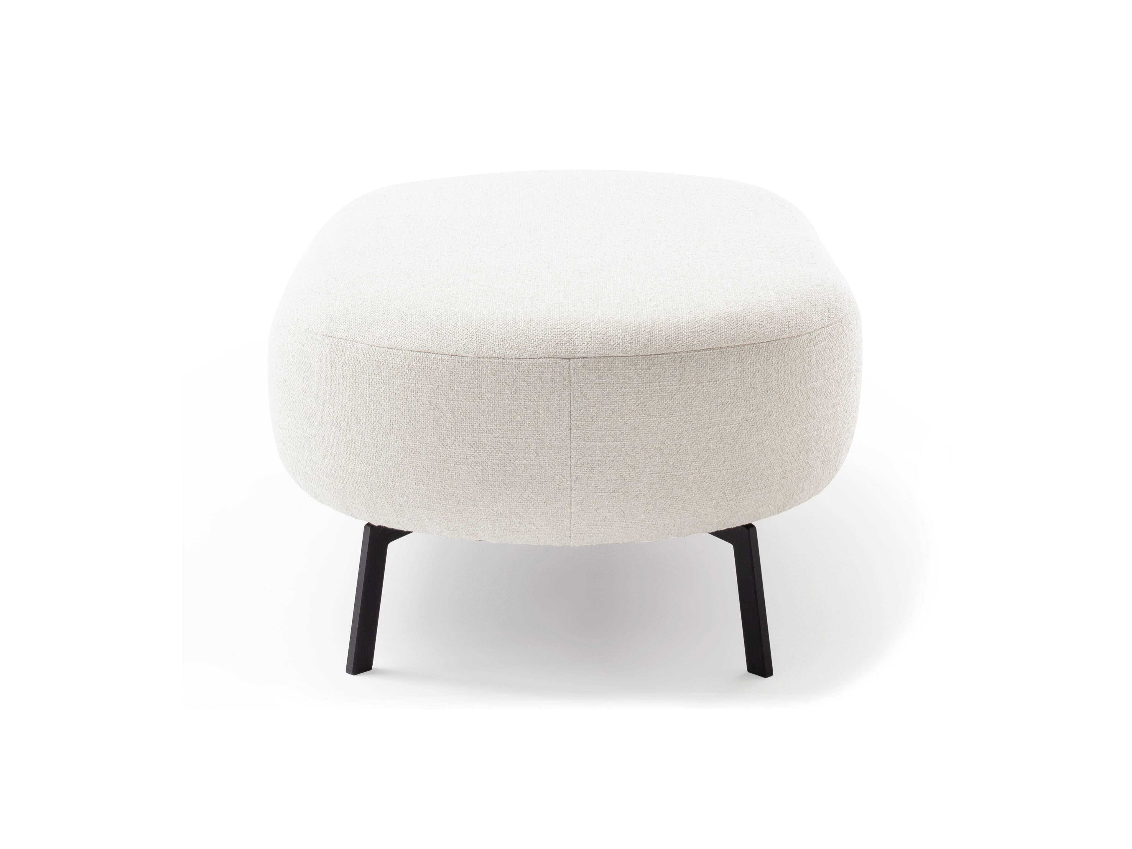 Hocker Kabs Polsterwelt mit gepolstertem, cremefarbenem Stoffbezug und vier schwarzen Metallbeinen