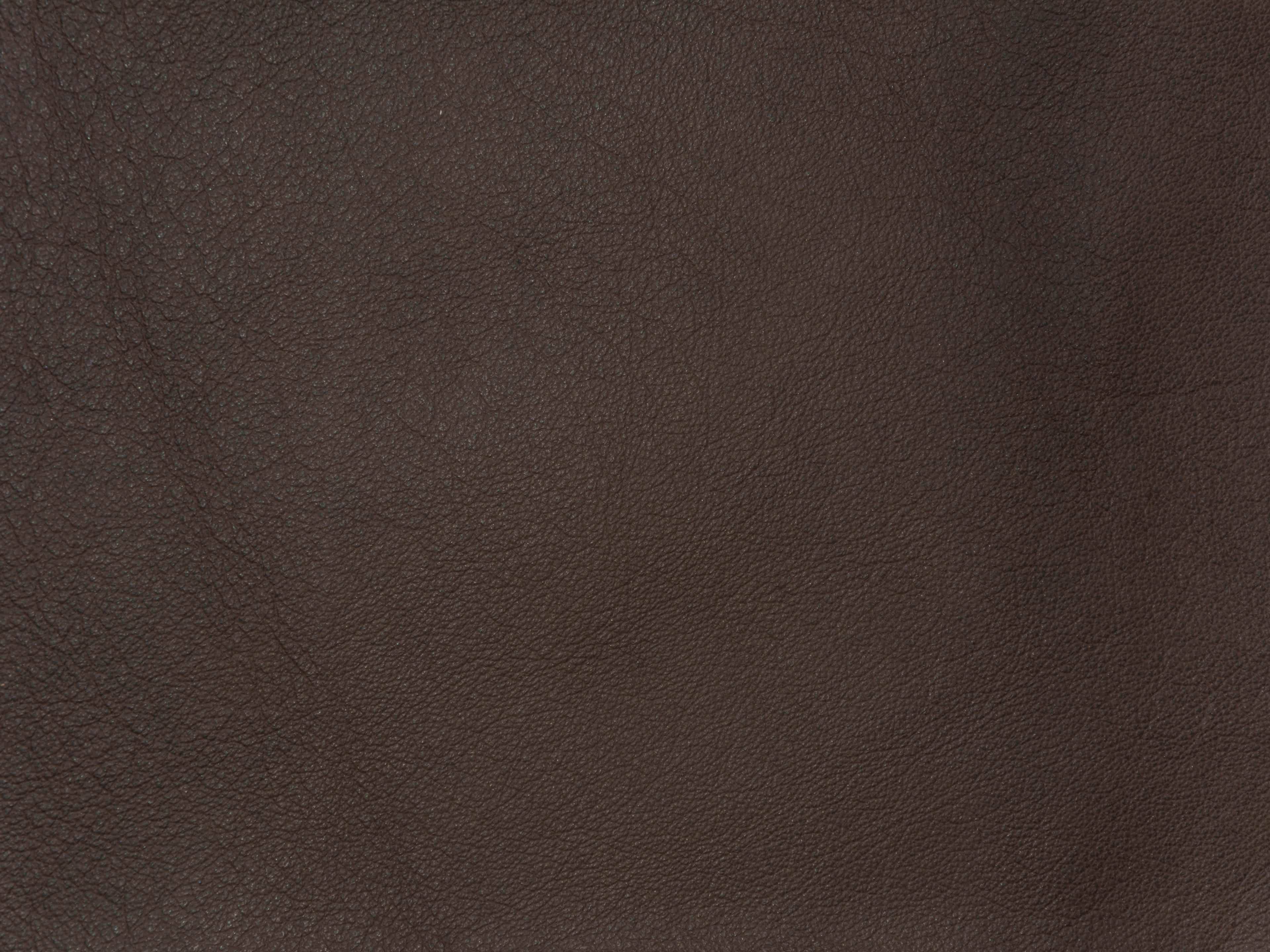 Dunkelbraune Lederoberfläche mit natürlicher Narbung, feine Struktur und matte Optik