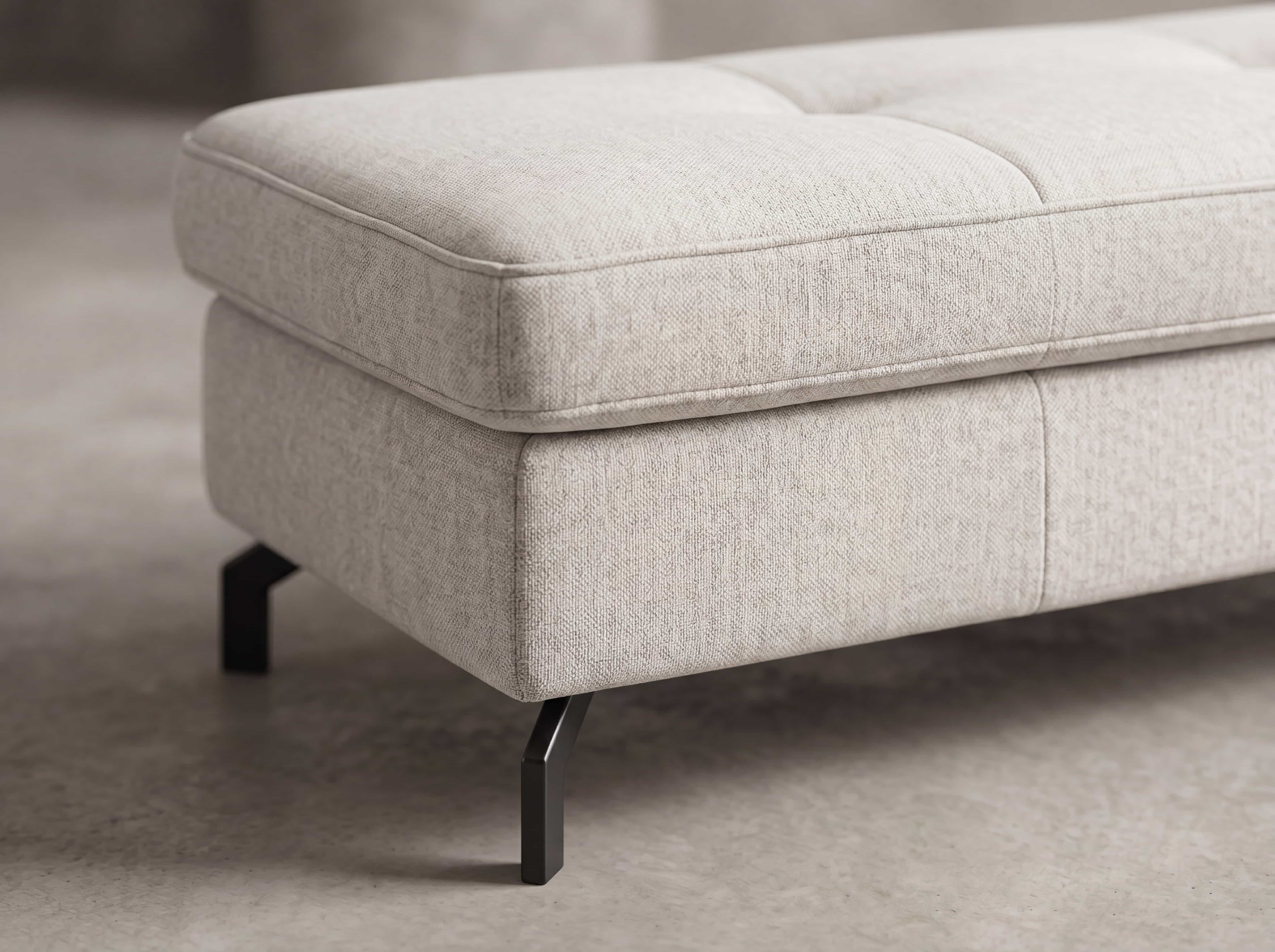 Polsterbank in Beige mit gepolsterter Sitzfläche, Stoffbezug und schwarzen Metallfüßen.