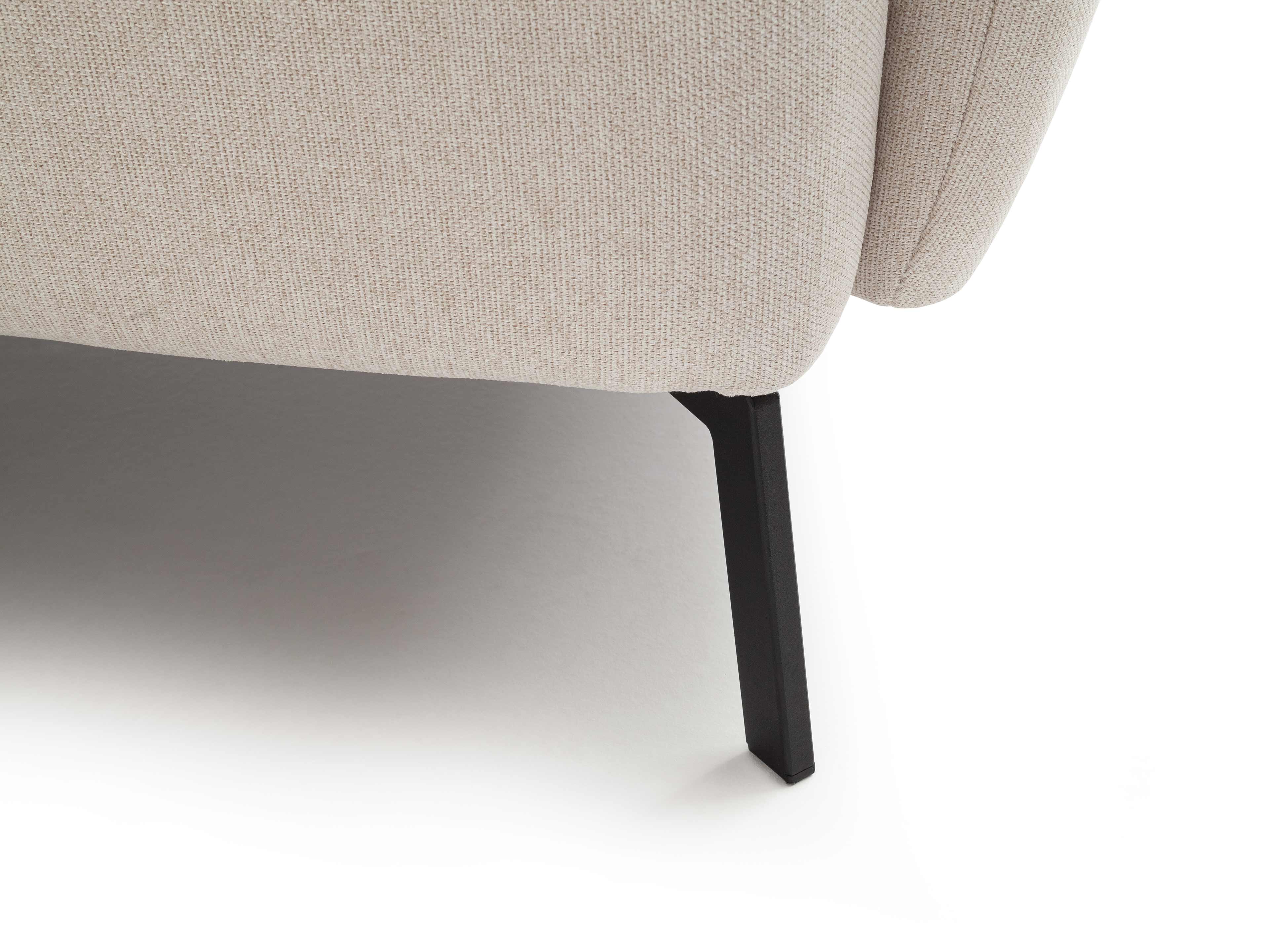 Beigefarbenes Sofa mit strukturiertem Stoffbezug und schwarzem Metallfuß in kantiger Form