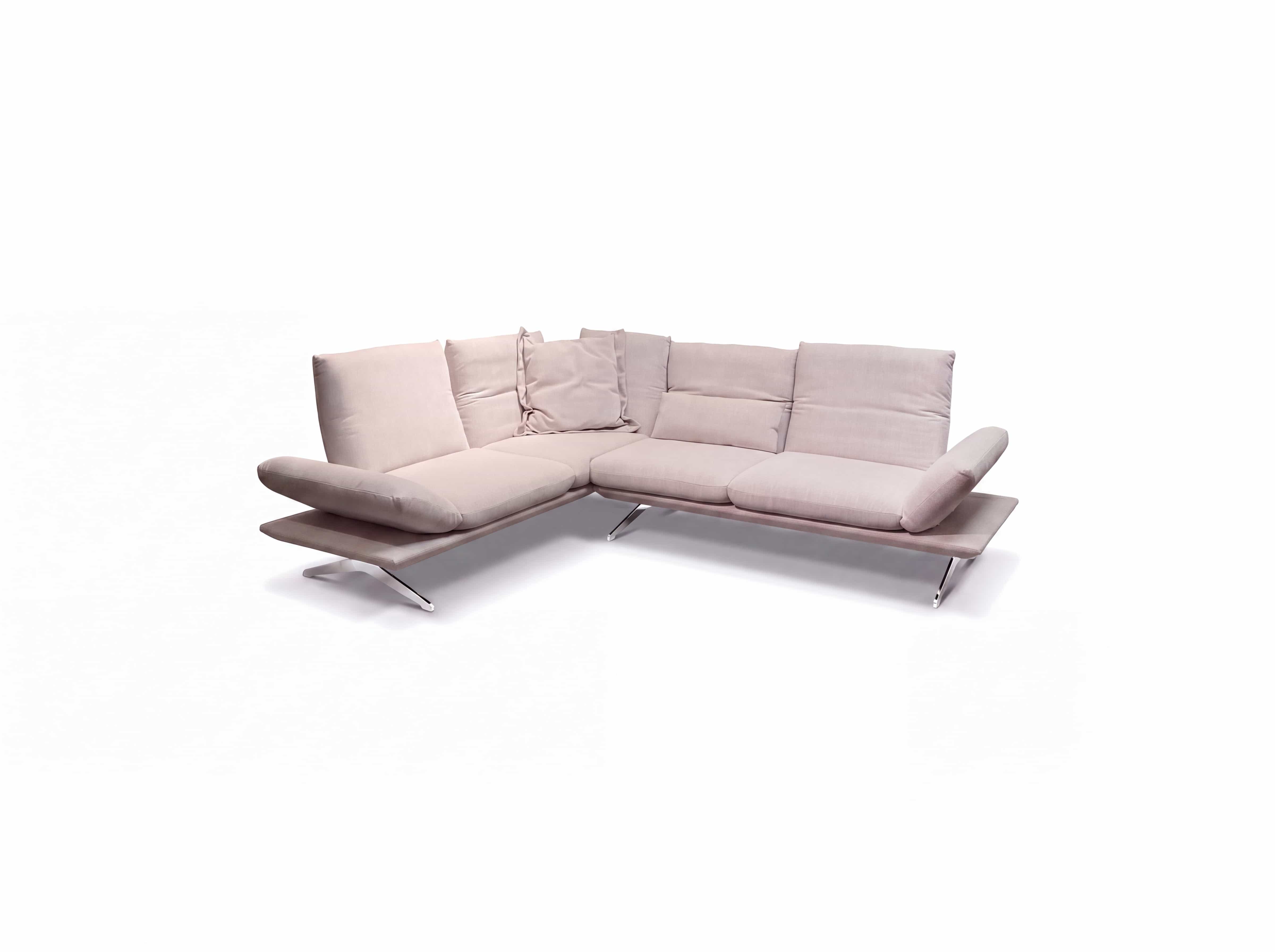 Ecksofa Kabs mit hellgrauem Stoffbezug, verstellbaren Armlehnen und schmalen Metallfüßen