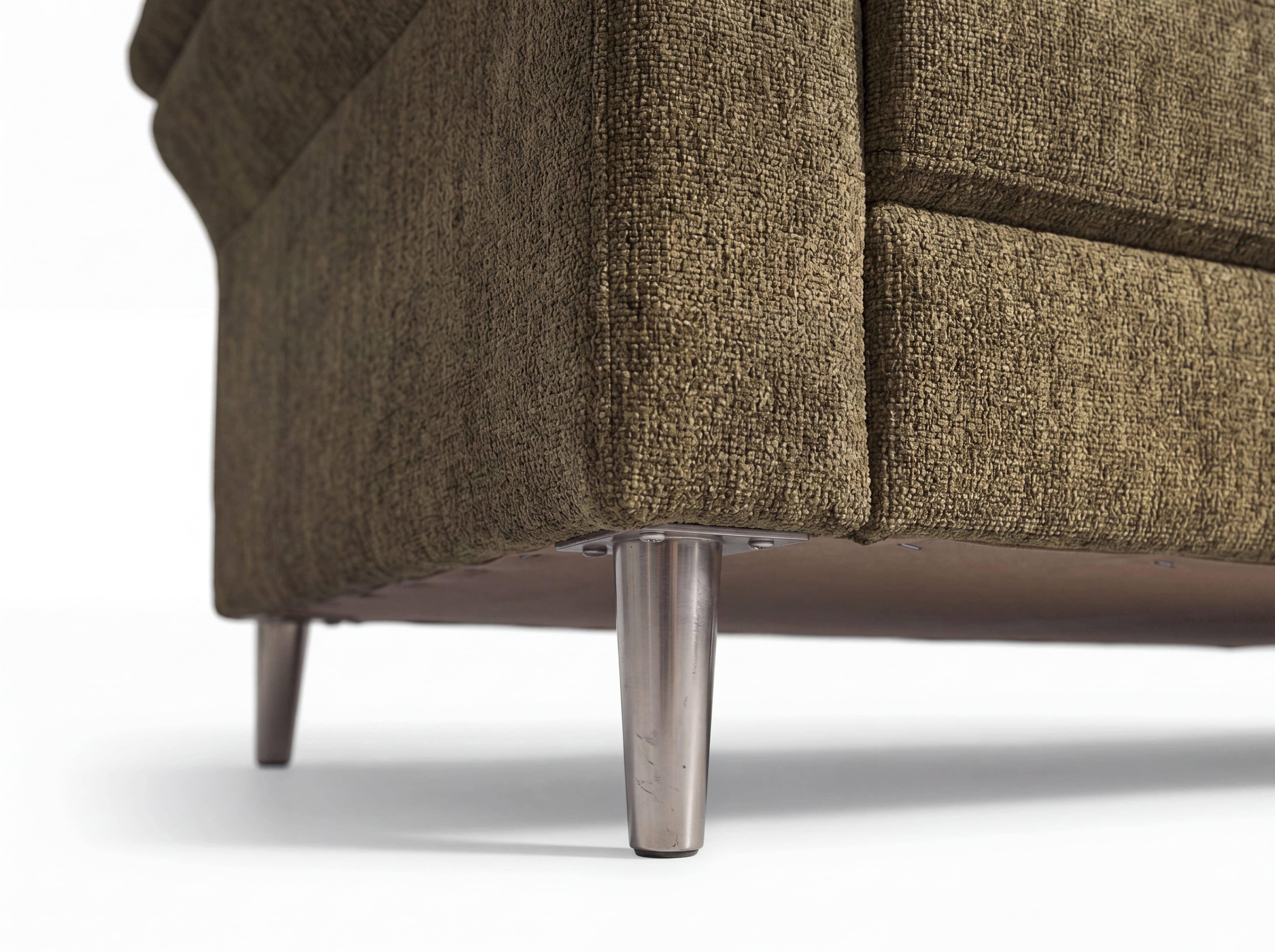 Ecksofa Modellname mit grünem Stoffbezug und runden Metallfüßen, Detailansicht Ecke
