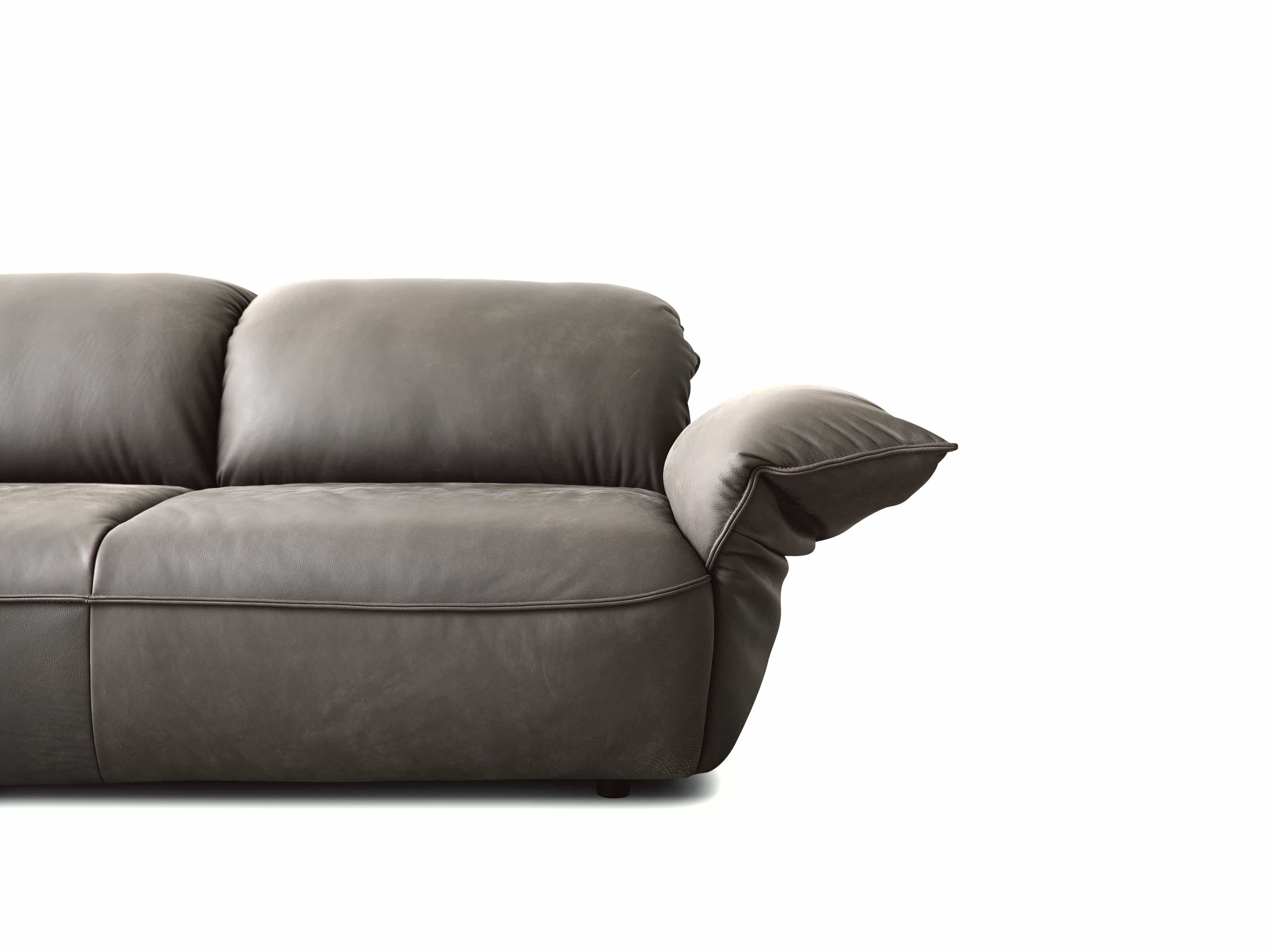 Ecksofa mit dunkelgrauem Lederbezug, breiter Polsterung und markant gepolsterter Armlehne