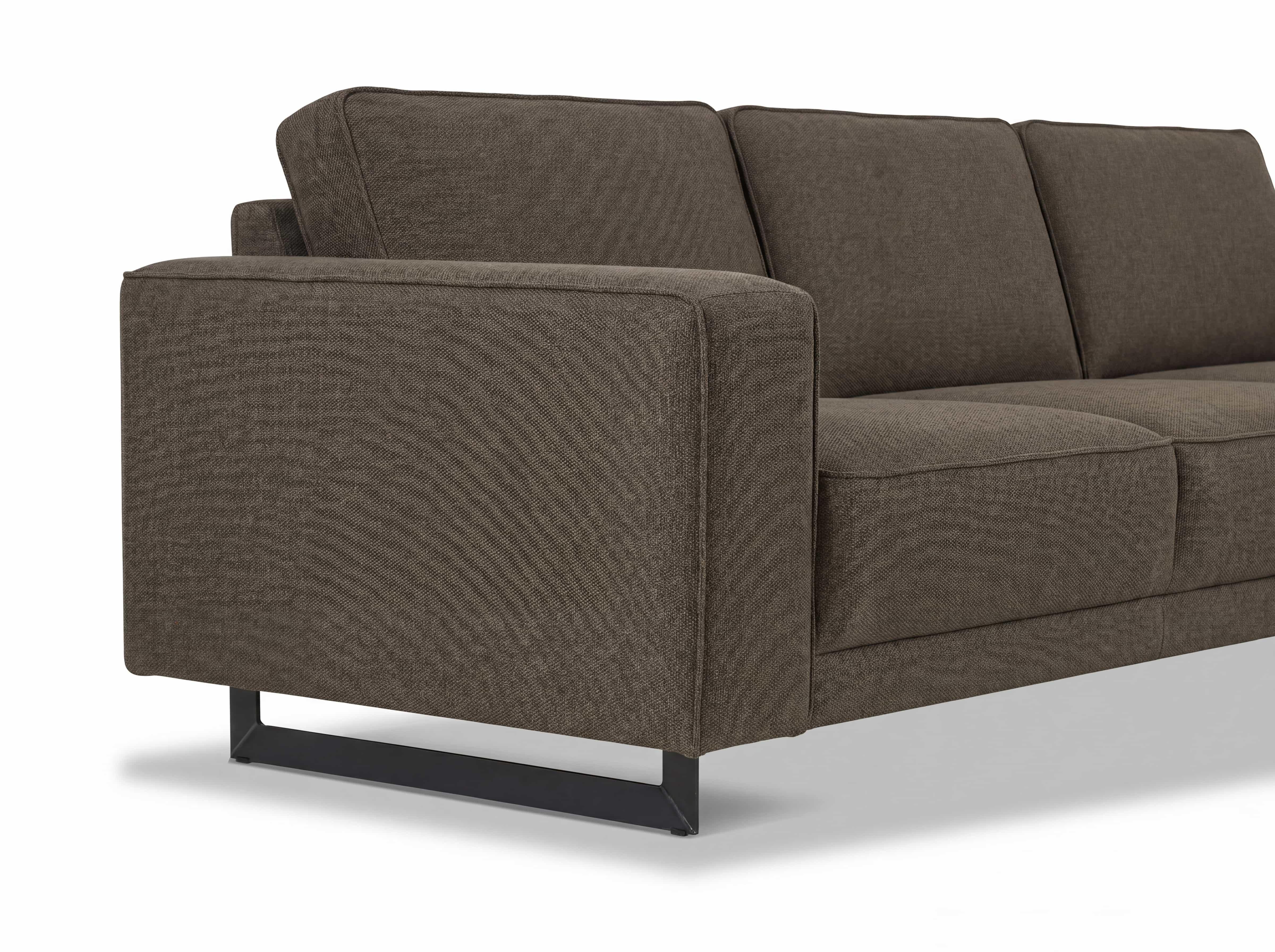 3-Sitzer Sofa Classico mit braunem Stoffbezug, breiten Armlehnen und schwarzem Metallgestell