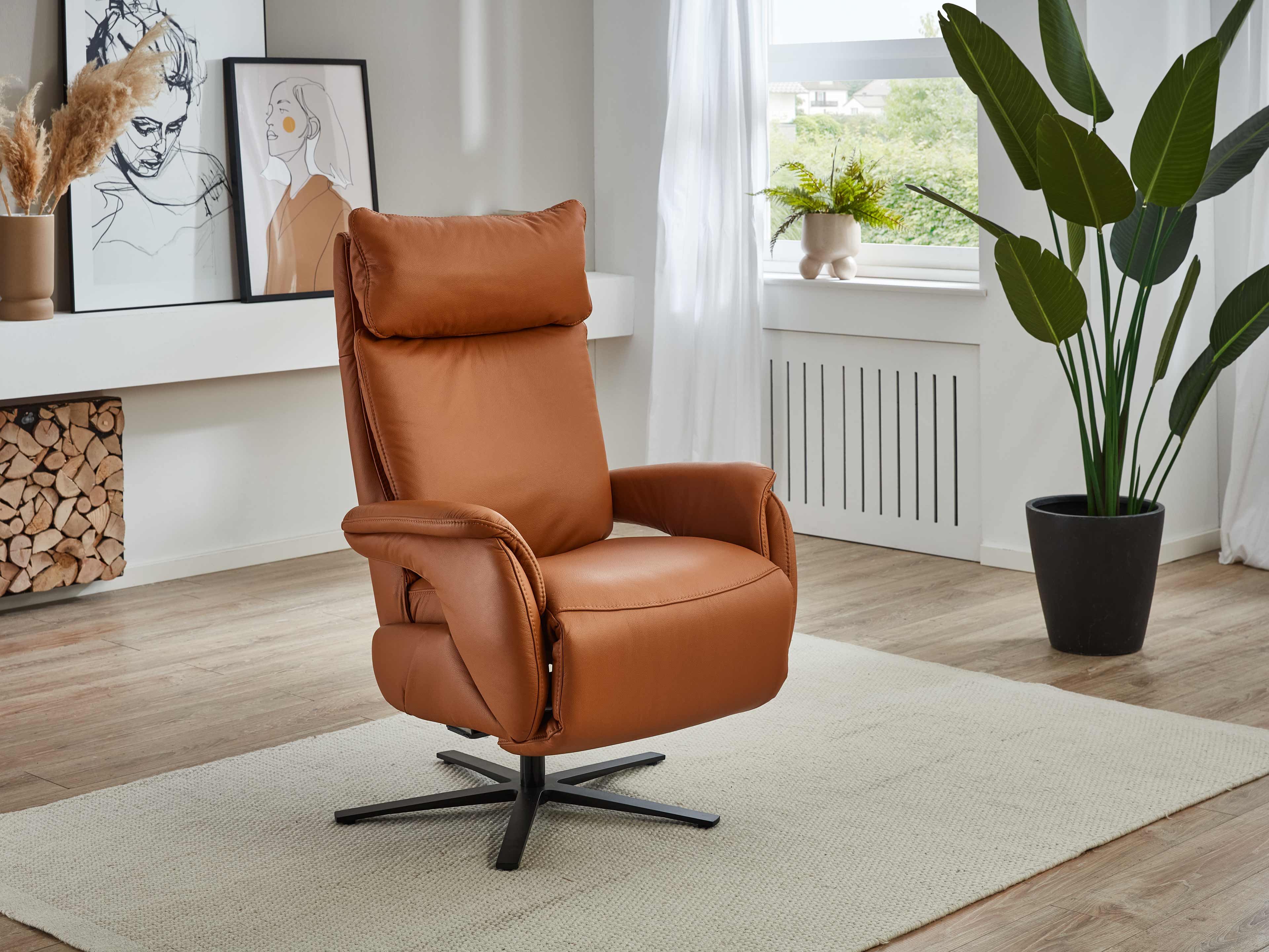 Relaxsessel Perm Lazyline – cognacfarbener Bezug, hohes Kopfteil, gepolsterte Armlehnen, Kreuzfuß