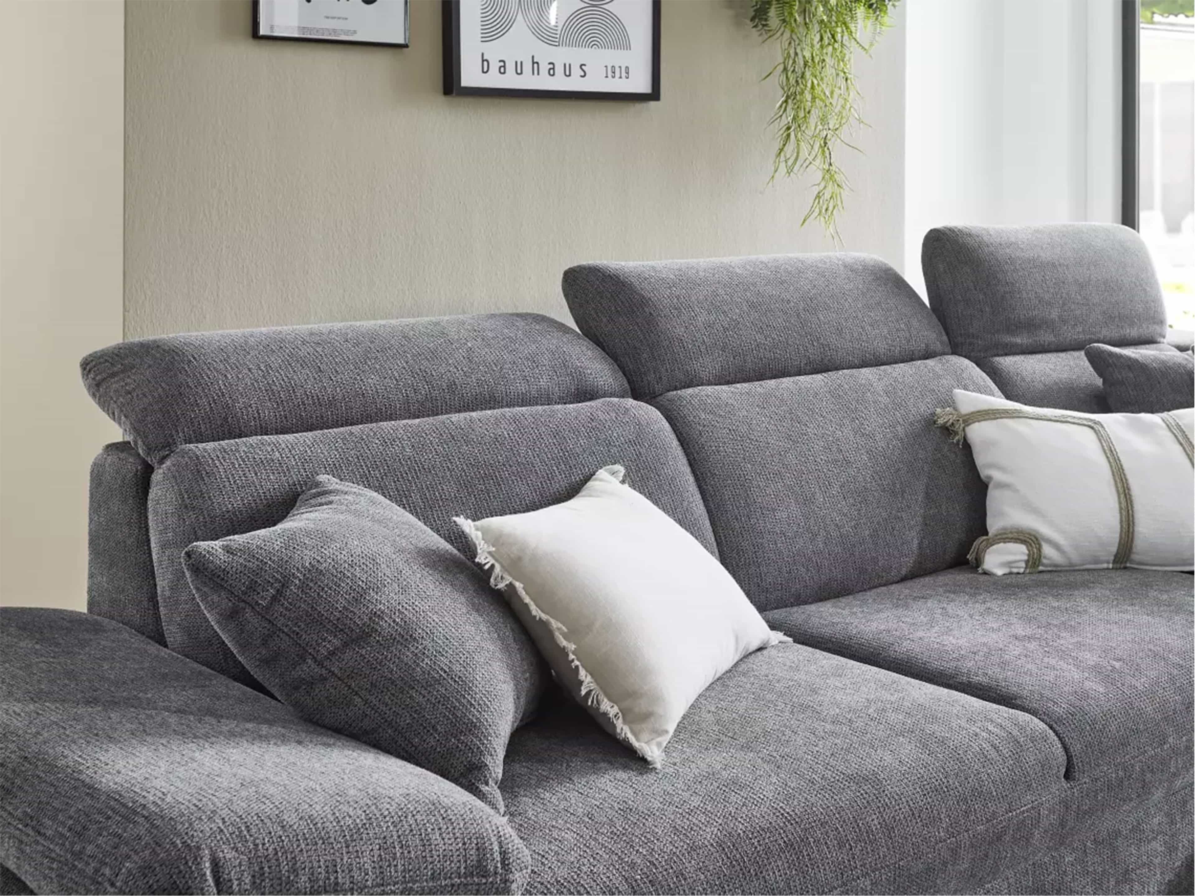 Ecksofa Kabs Polsterwelt mit grauem Stoffbezug, verstellbaren Kopfteilen und Zierkissen
