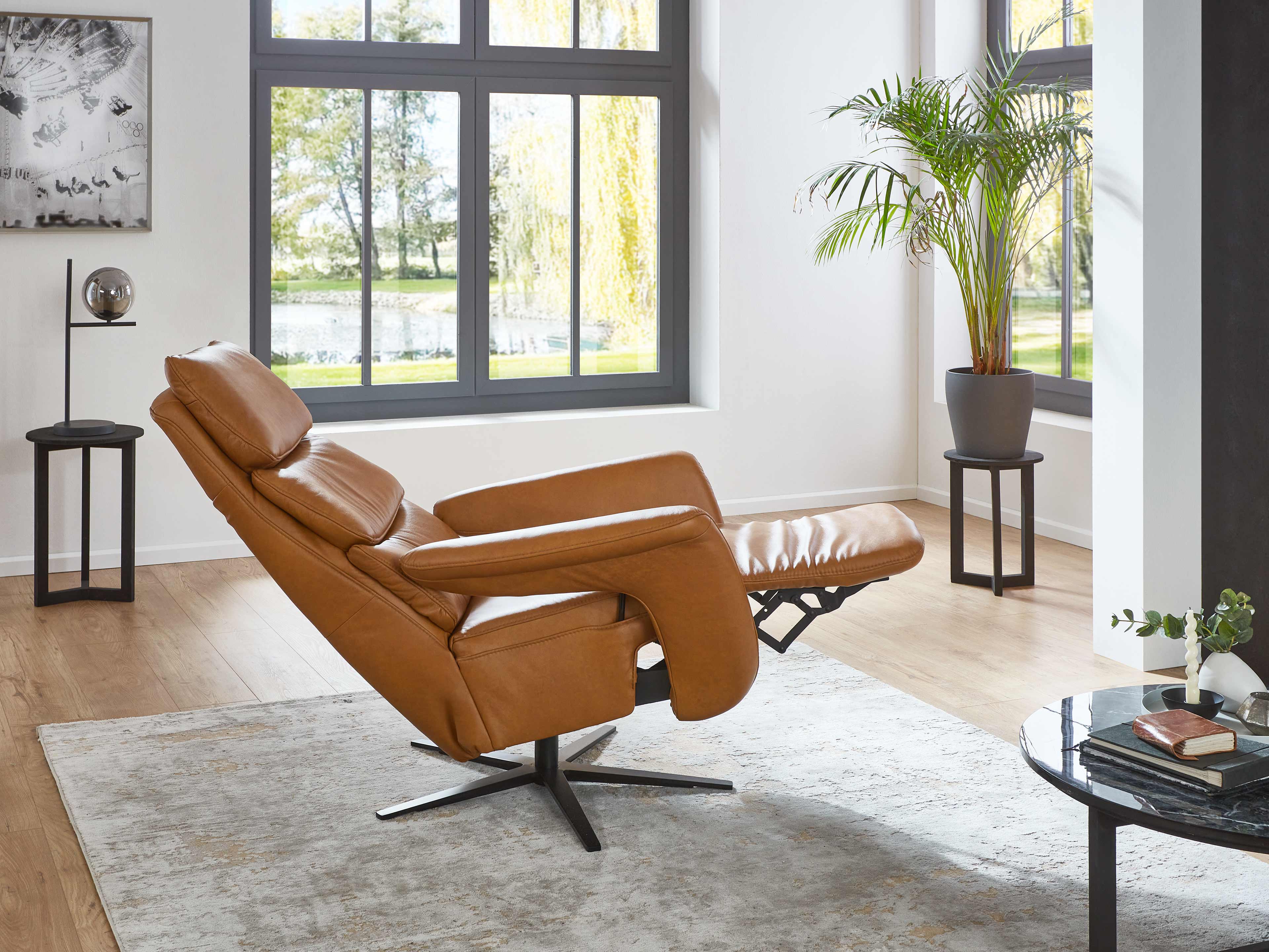 Relaxsessel Herbert – brauner Bezug in Relaxposition mit gepolsterter Rückenlehne und Armlehnen