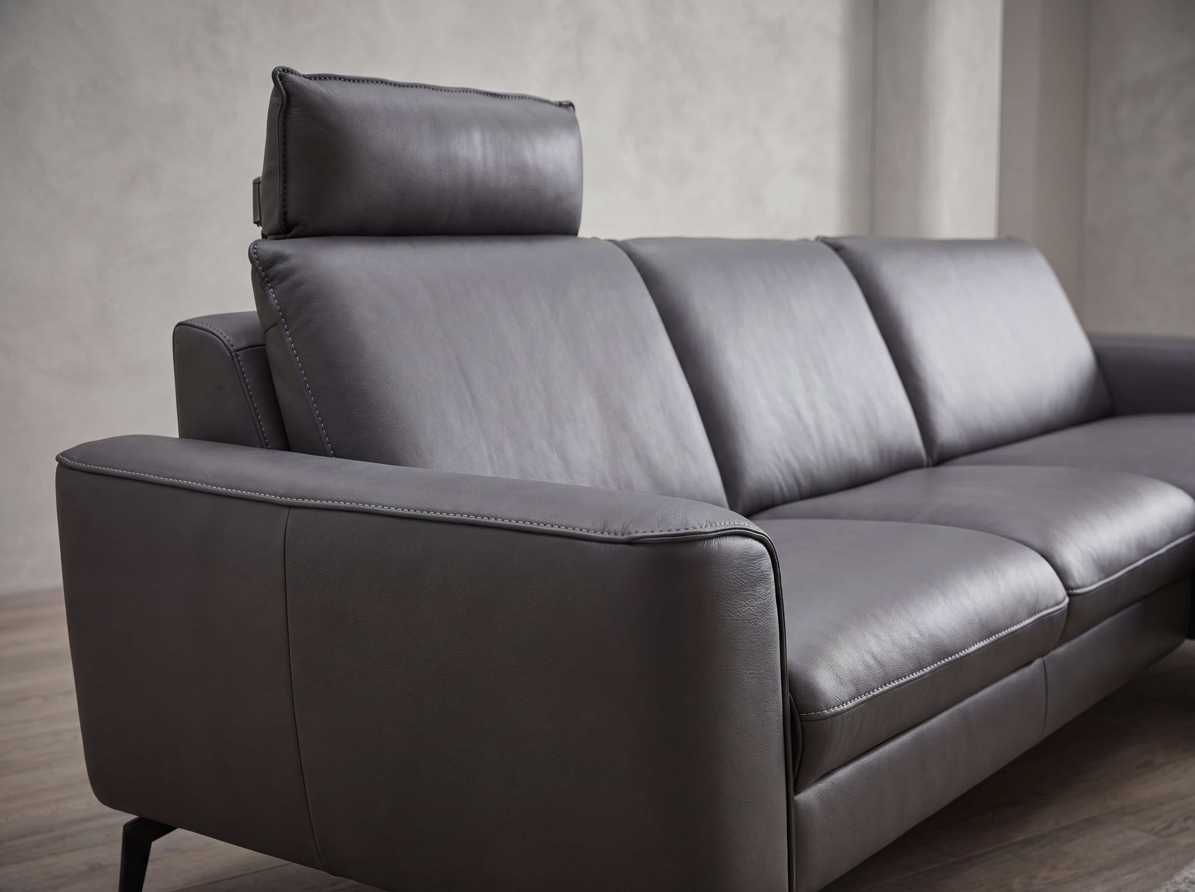 3-Sitzer Ledersofa mit verstellbarer Kopfstütze, breiten Armlehnen und glatter, grauer Oberfläche