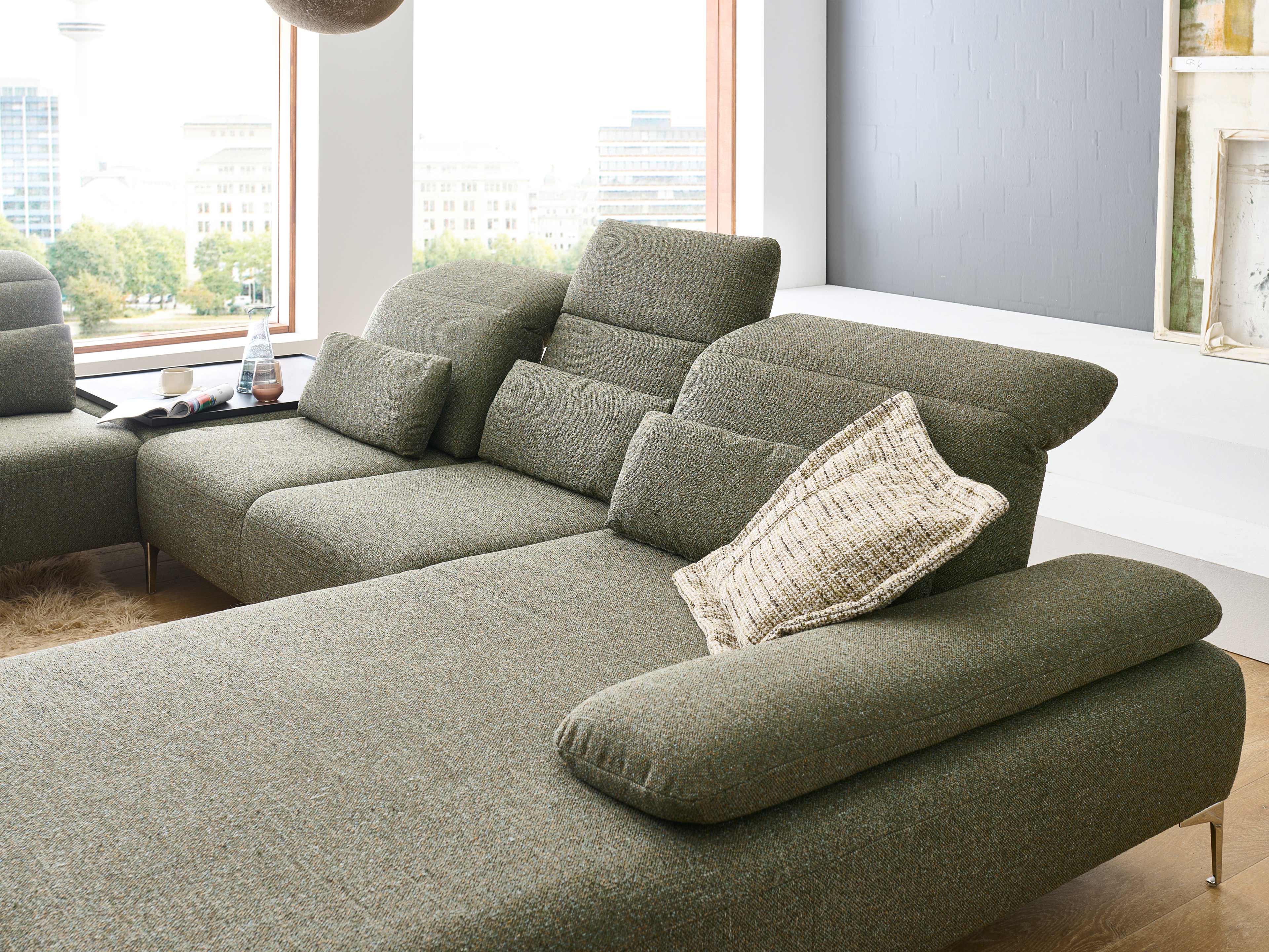 Ecksofa Kabs Polsterwelt mit grünem Stoffbezug, verstellbaren Kopfteilen und Metallfüßen