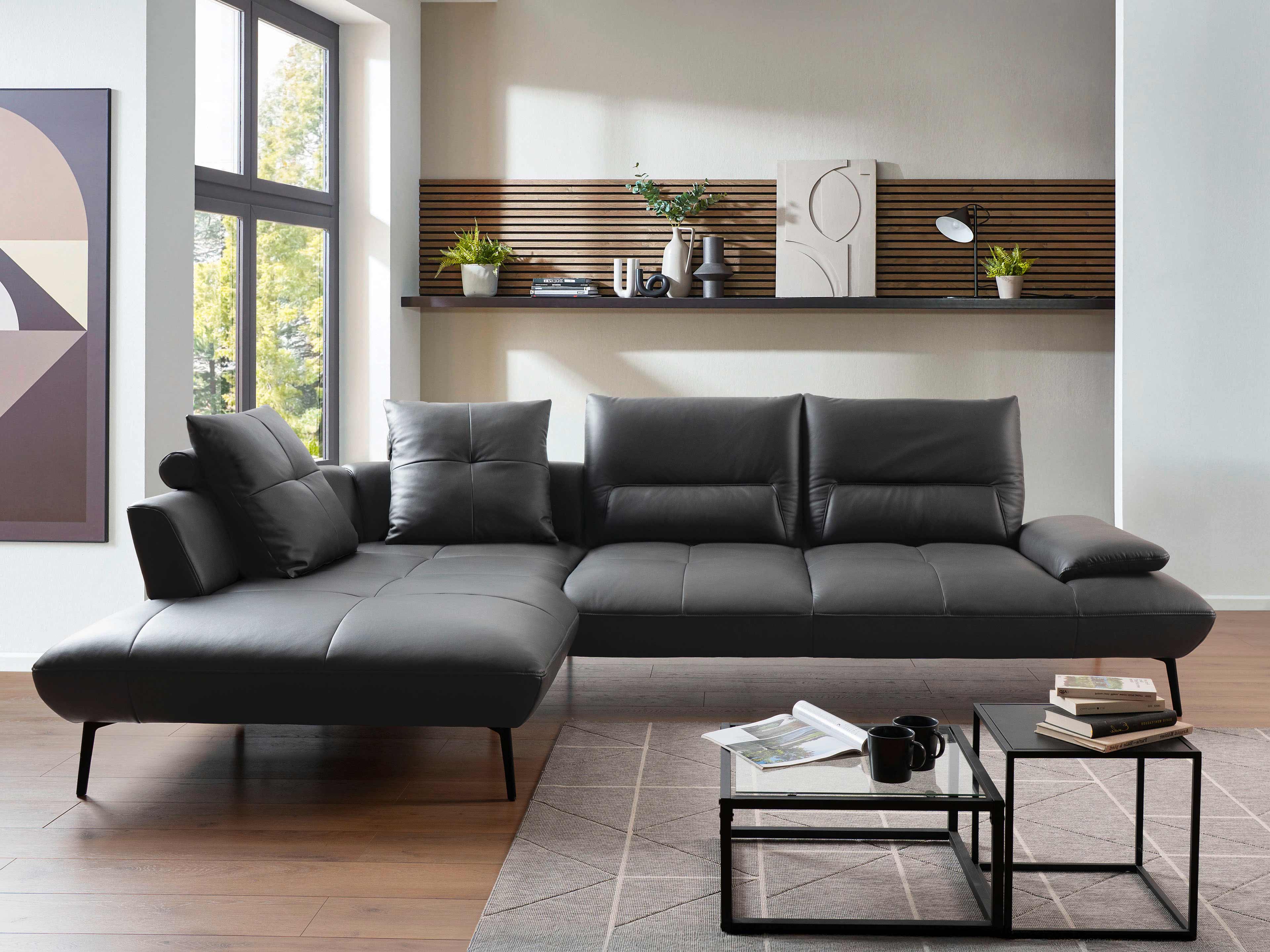 Ecksofa King in schwarzem Leder mit gepolsterter Sitzfläche, Armlehnen und schlanken Metallfüßen