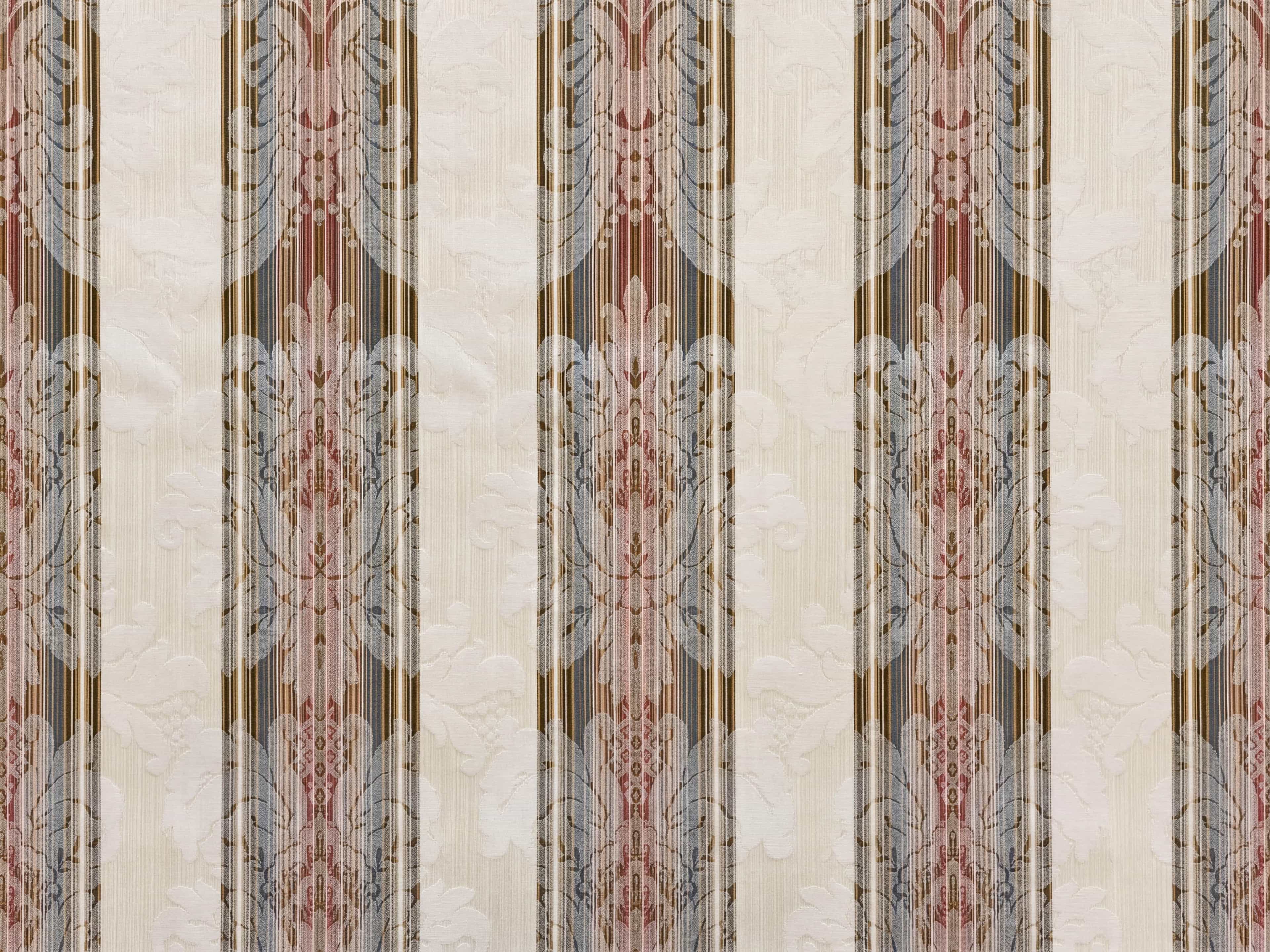 Gestreifter Polsterstoff in Beige mit floralen Ornamenten und vertikalem Muster in Braun und Grau