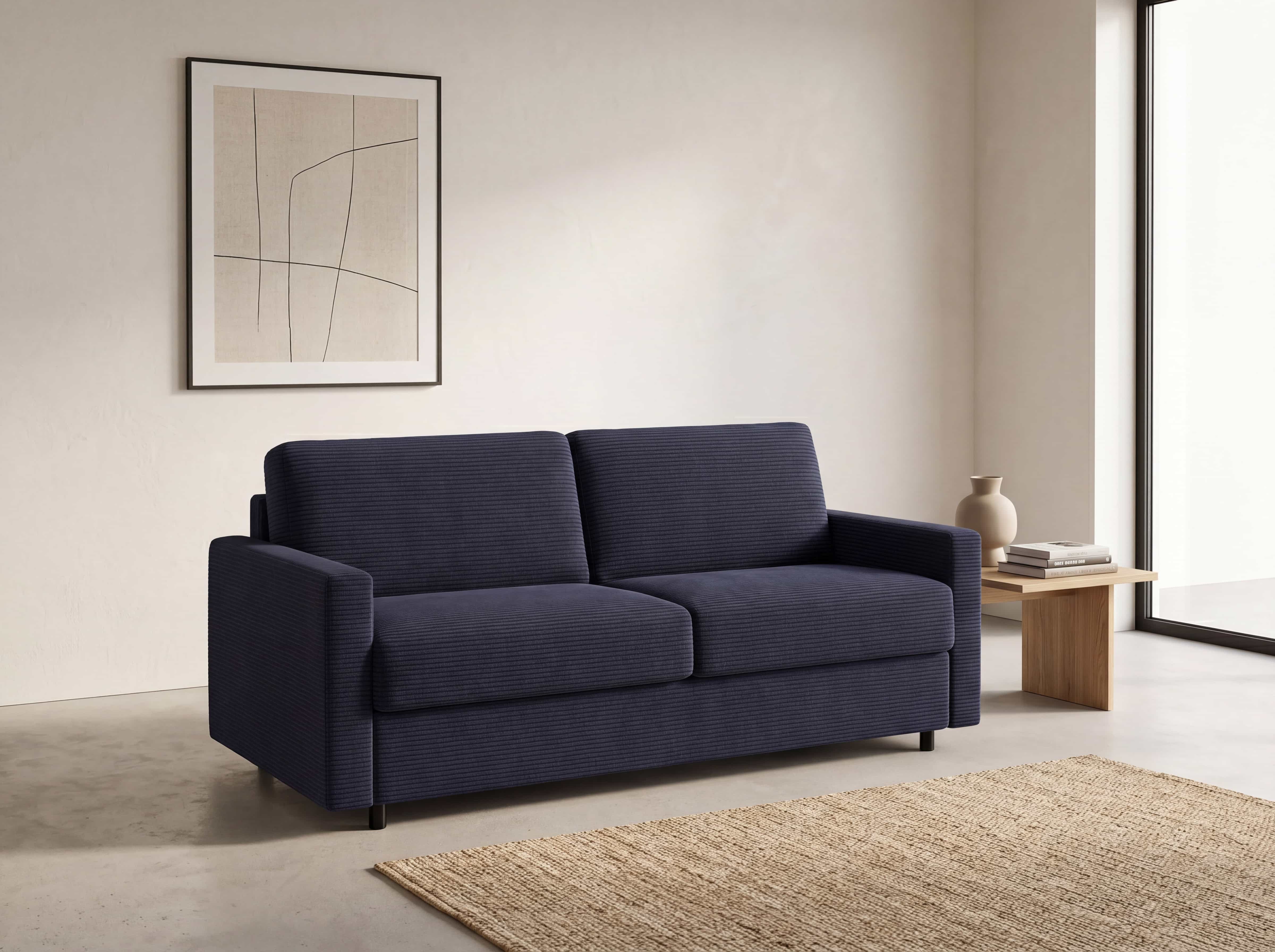 2-Sitzer Sofa mit dunkelblauem Stoffbezug, rechteckiger Form und Armlehnen, auf schwarzen Füßen