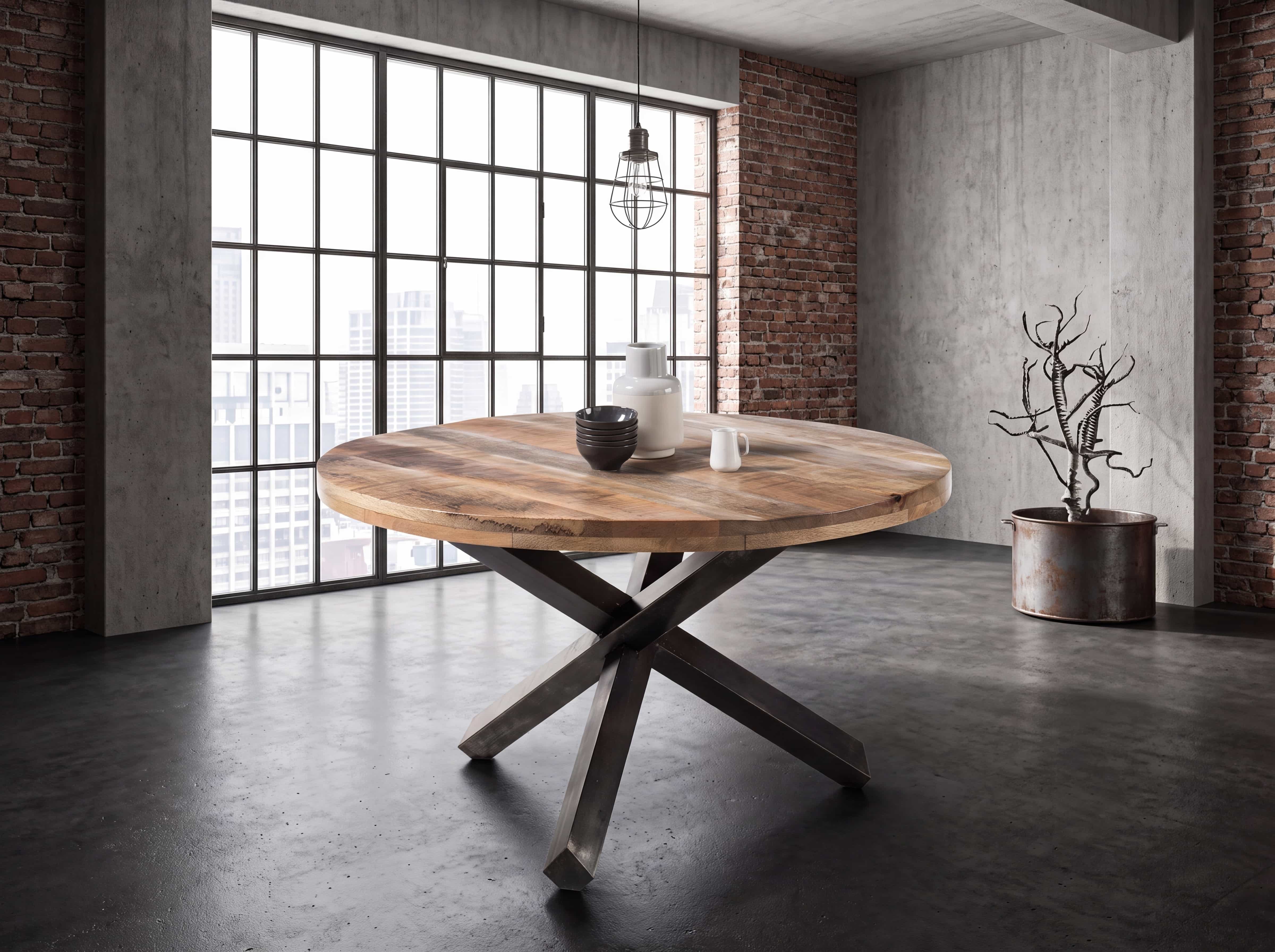 Runder Esstisch aus Holz mit markanter Maserung, massiver Platte und schwarzem Kreuzgestell aus Metall