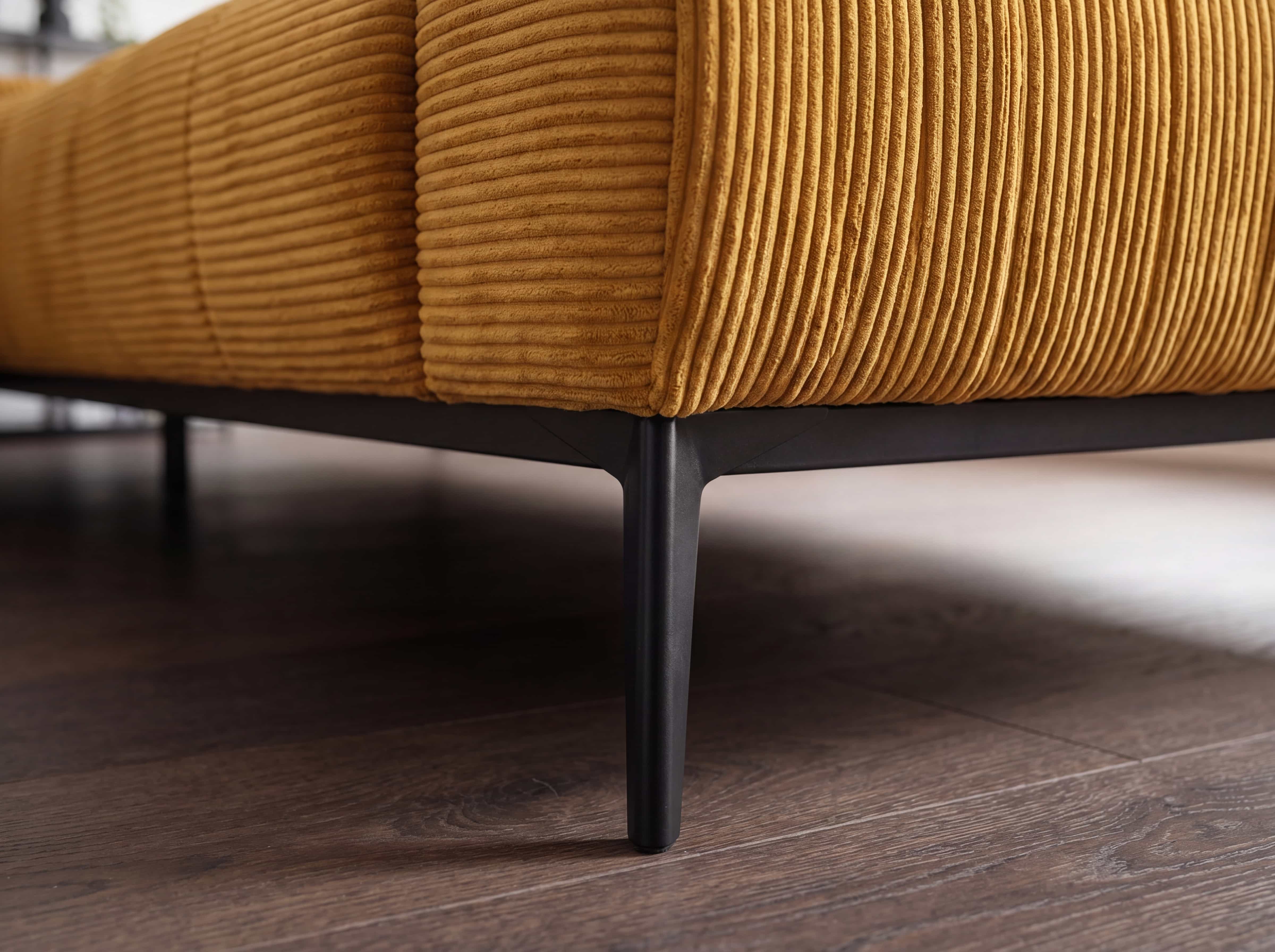 Ecksofa Kaps Polsterwelt mit geriffeltem, senffarbenem Stoffbezug und schwarzen Metallfüßen