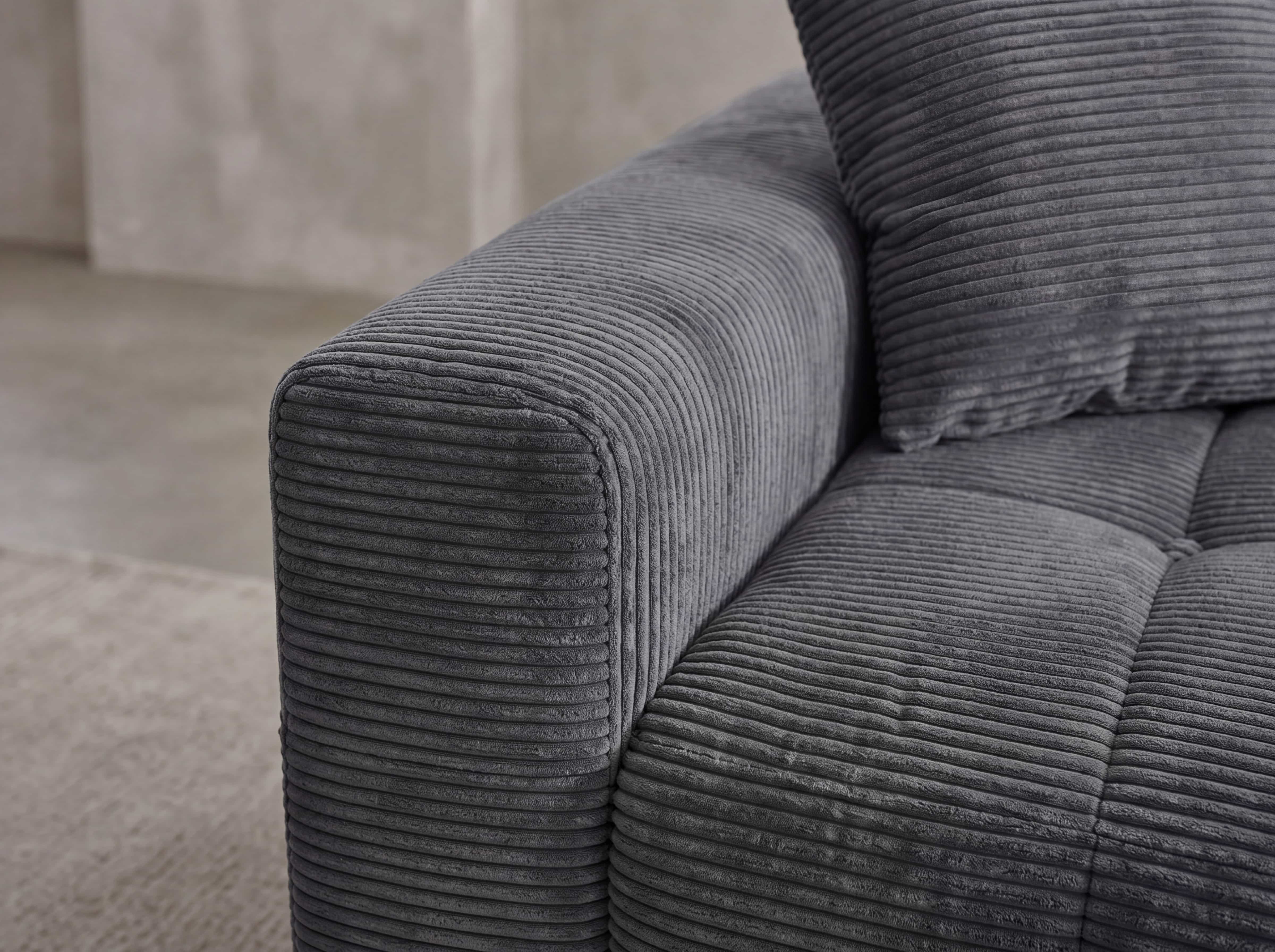 Ecksofa Cordula mit grauem Cordbezug, markante Steppung und breite, gerade Armlehne