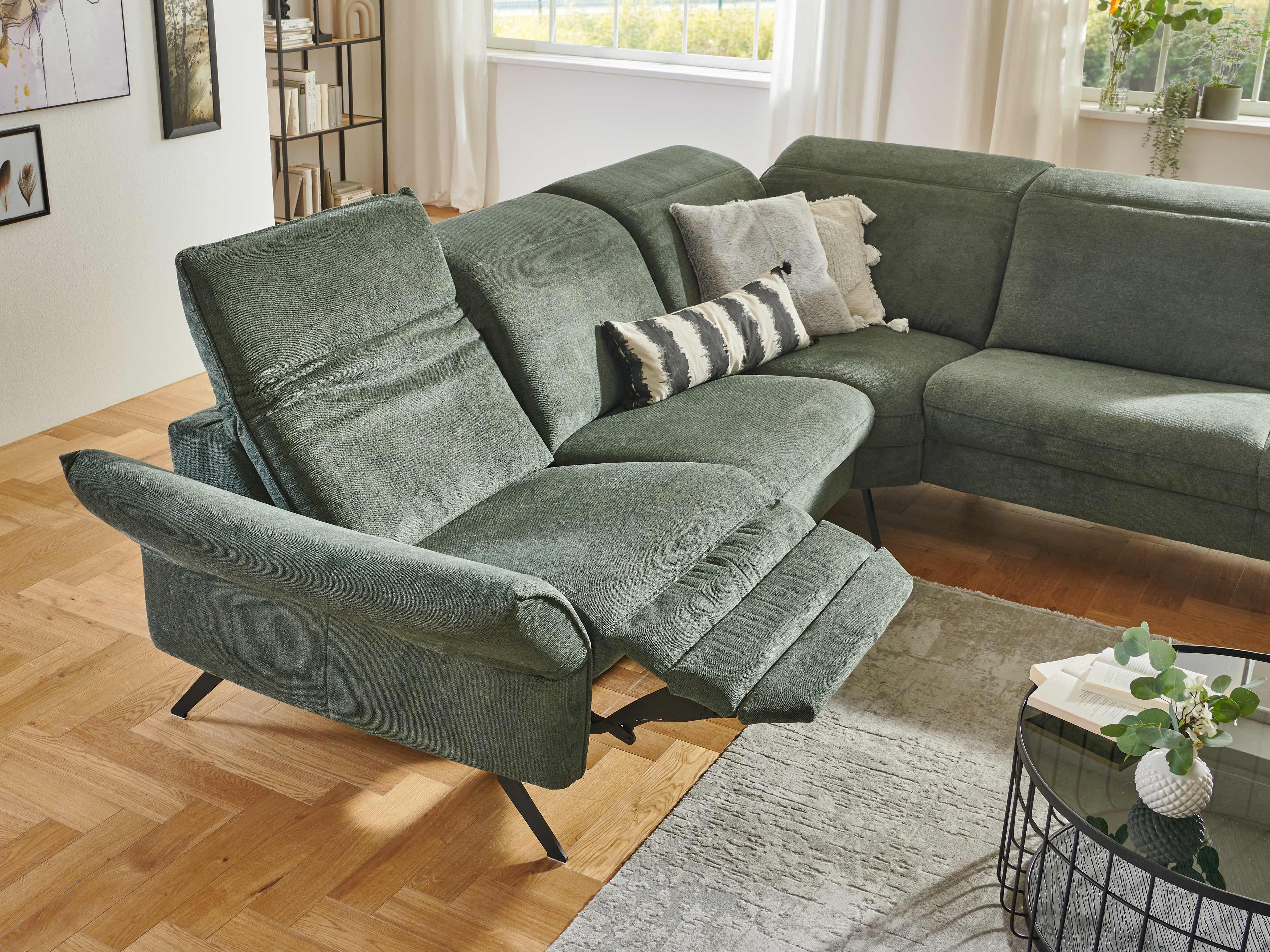 Ecksofa L-Form aus grünem Stoff mit verstellbarer Fußstütze, gepolsterter Rückenlehne und Armlehnen