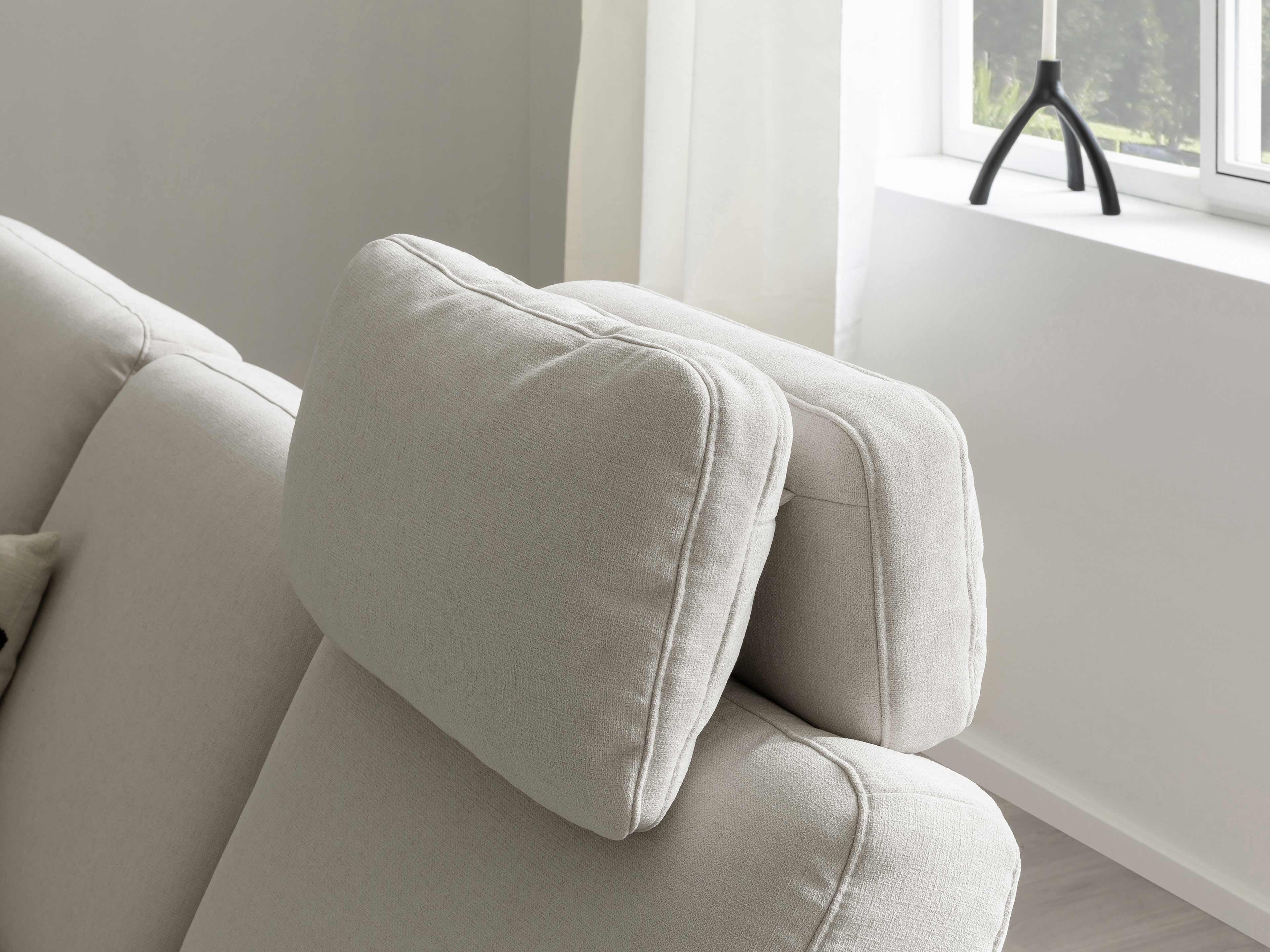 Sofa Torino mit hellbeigem Stoffbezug, verstellbarer gepolsterter Kopfstütze und sichtbarer Nahtstruktur