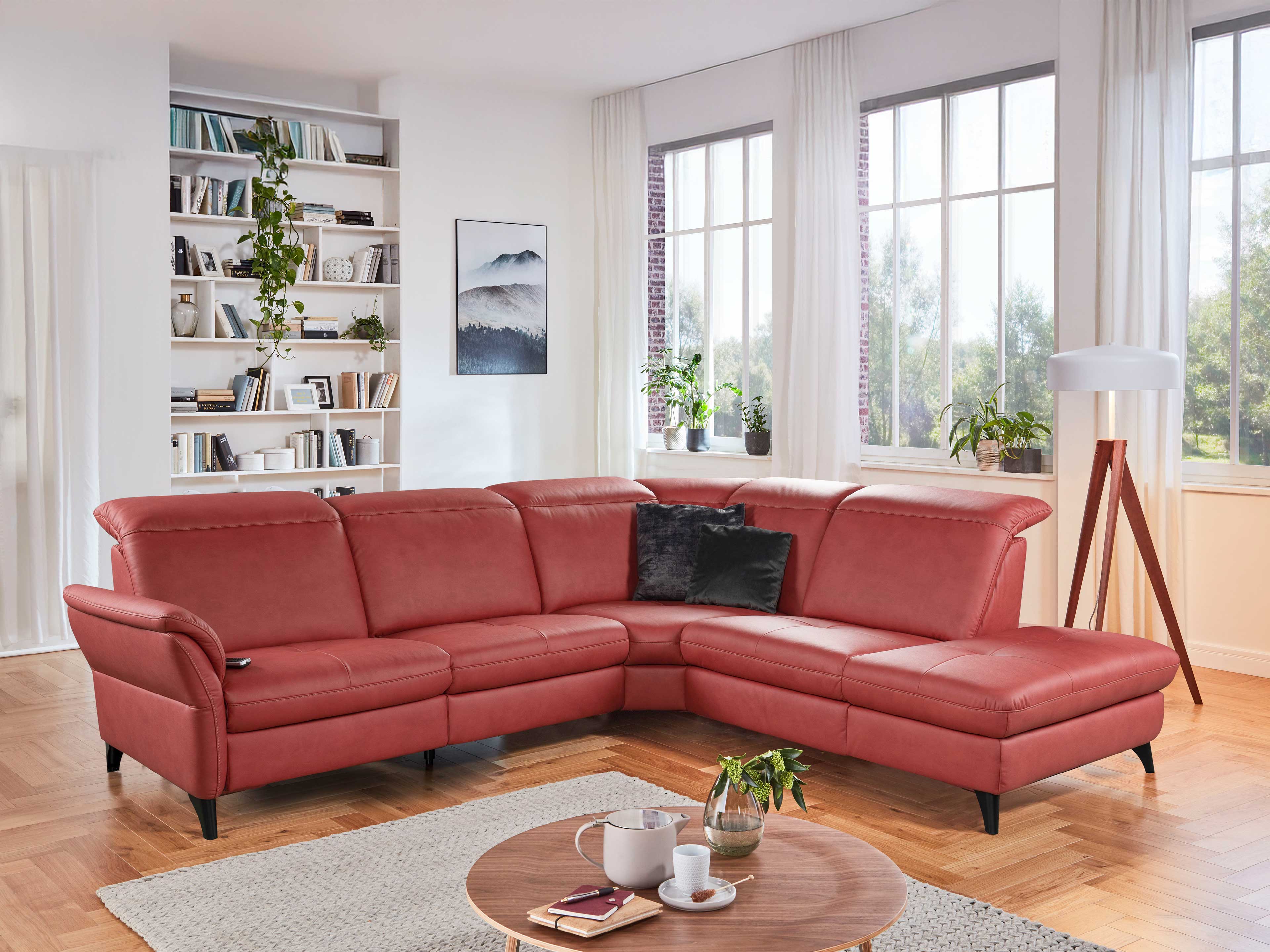 Ecksofa Sofia aus rotem Leder mit gepolsterter Rückenlehne, schwarzen Füßen und Armlehne links