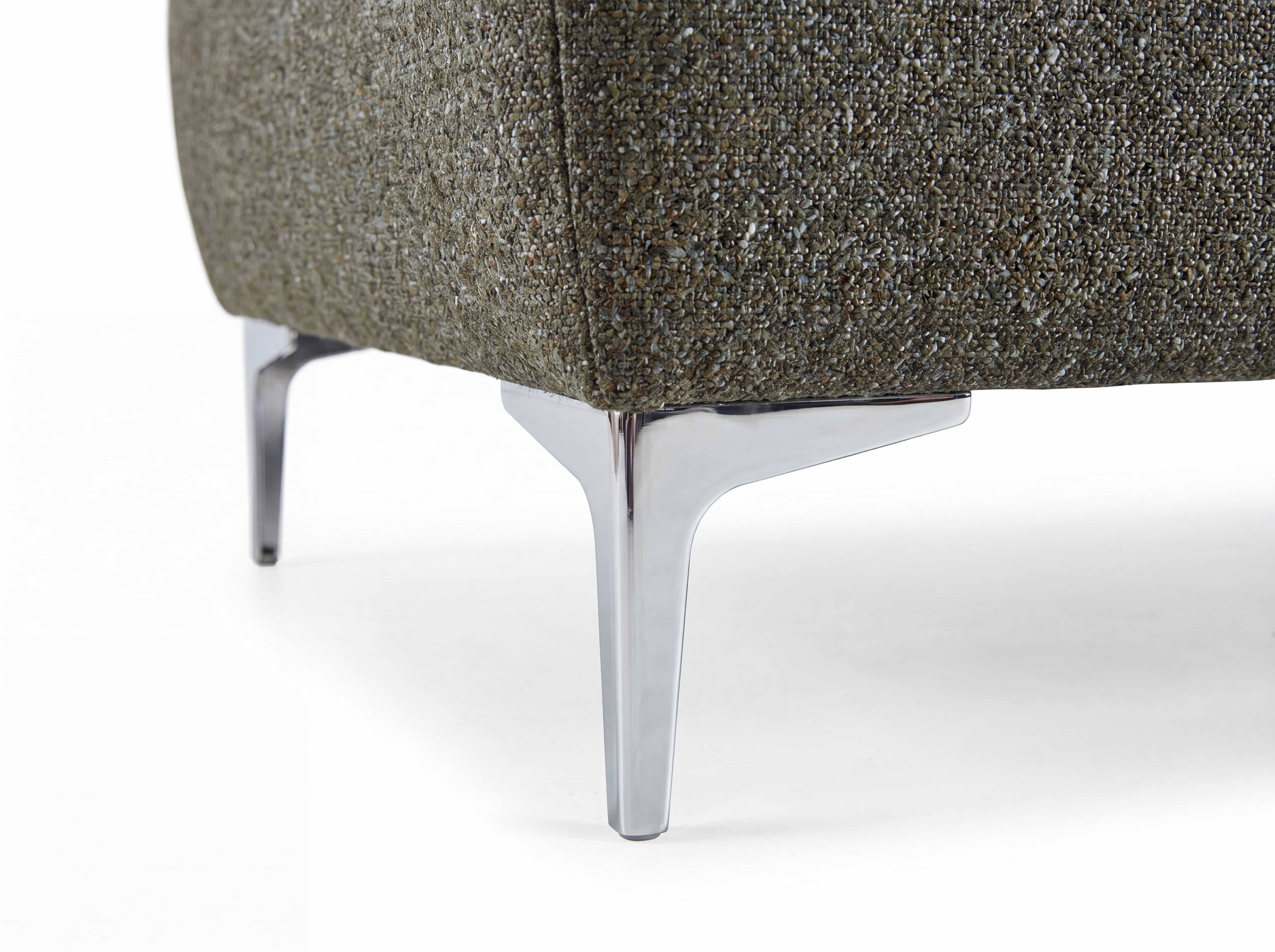 Sofa Parma mit Stoffbezug in Grau, Nahaufnahme der chromfarbenen Metallfüße, strukturiert
